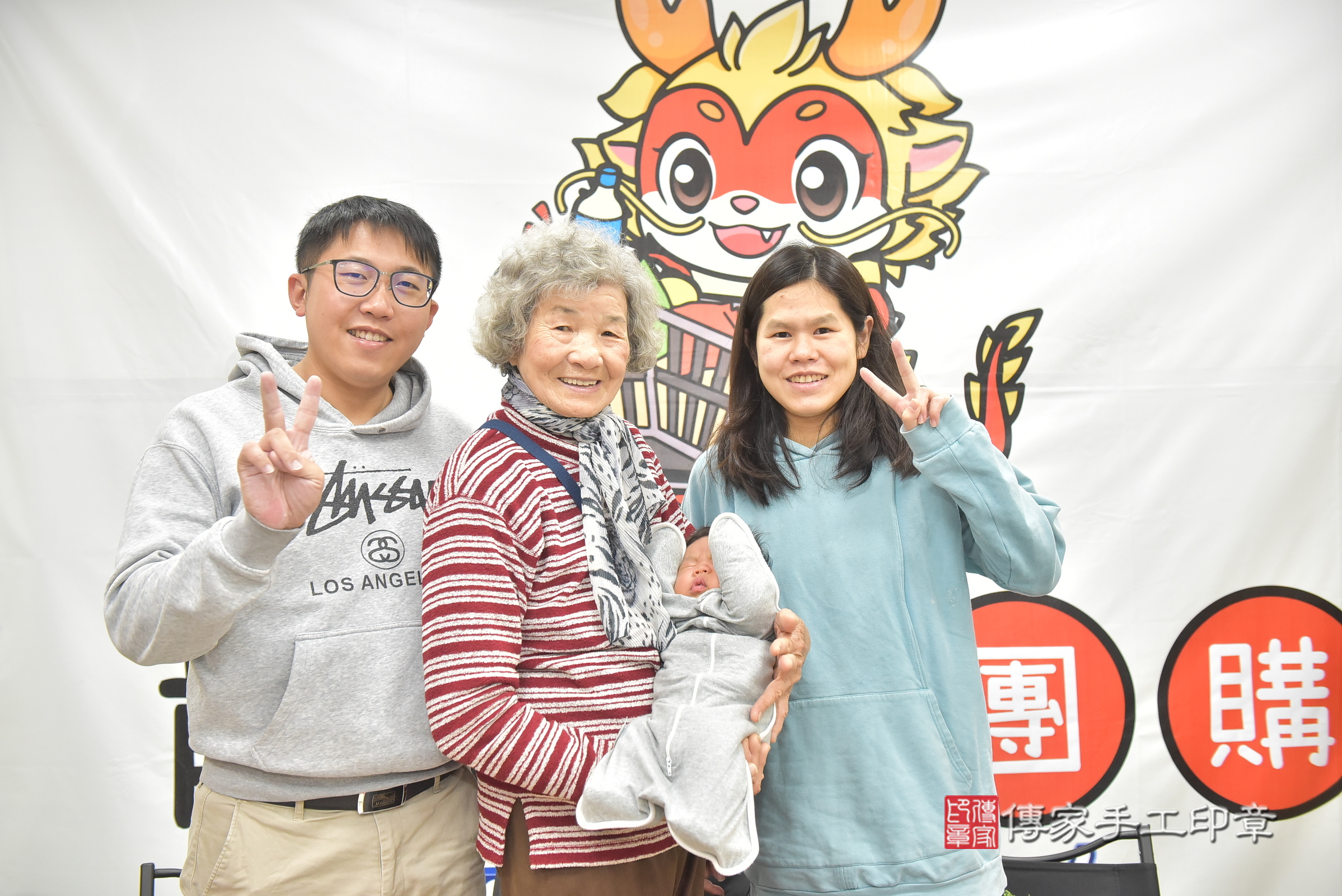 焱焱寶寶(彰化縣福興鄉到府嬰兒焱焱寶寶滿月剃頭理髮、到府嬰兒剃胎毛儀式吉祥話)。到府剃頭剃胎毛主持、專業拍照、證書。★購買「臍帶章、肚臍章、胎毛筆刷印章」贈送：剃頭、收涎、抓周，三選一。2025.2.13，照片4