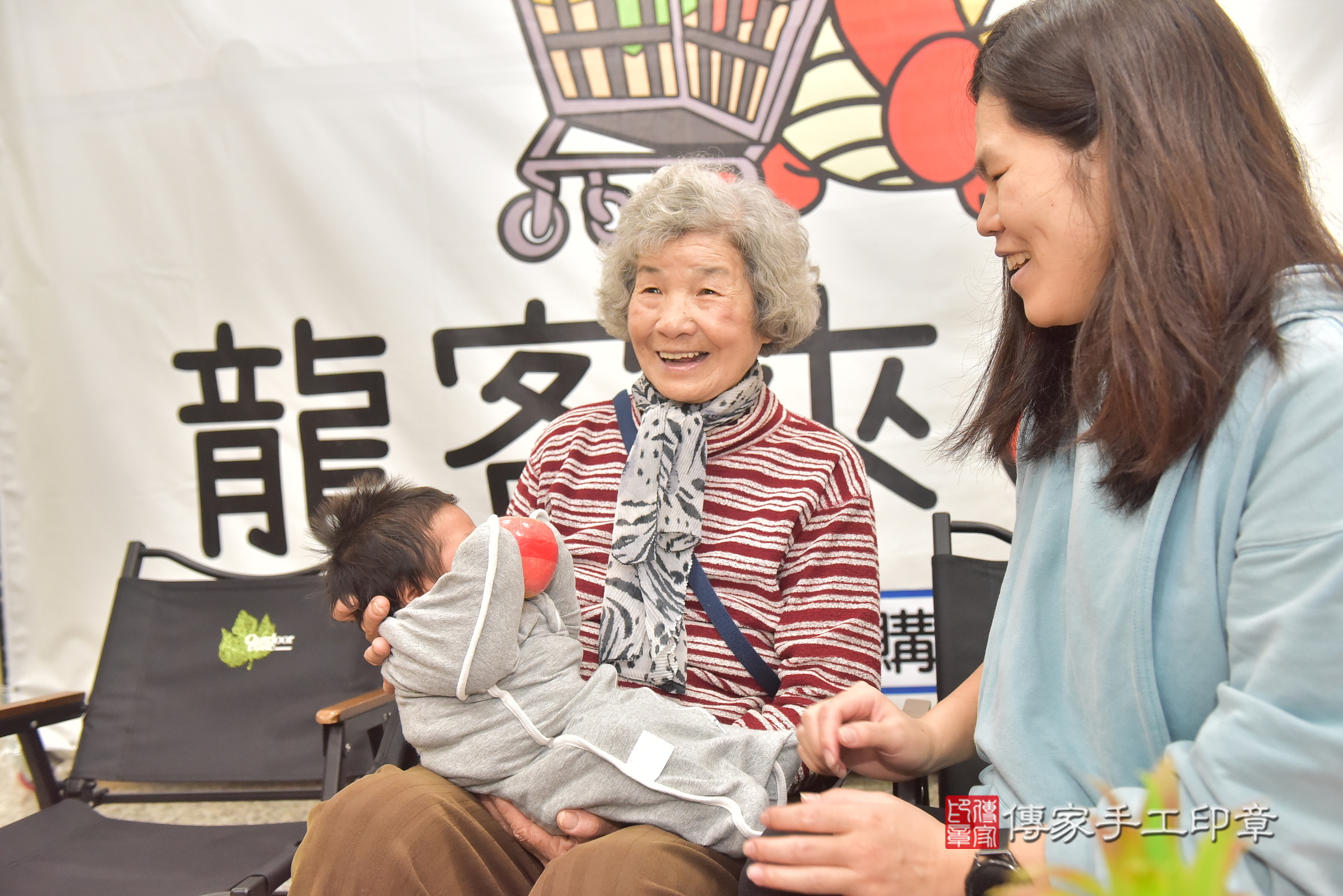 焱焱寶寶(彰化縣福興鄉到府嬰兒焱焱寶寶滿月剃頭理髮、到府嬰兒剃胎毛儀式吉祥話)。到府剃頭剃胎毛主持、專業拍照、證書。★購買「臍帶章、肚臍章、胎毛筆刷印章」贈送：剃頭、收涎、抓周，三選一。2025.2.13，照片8
