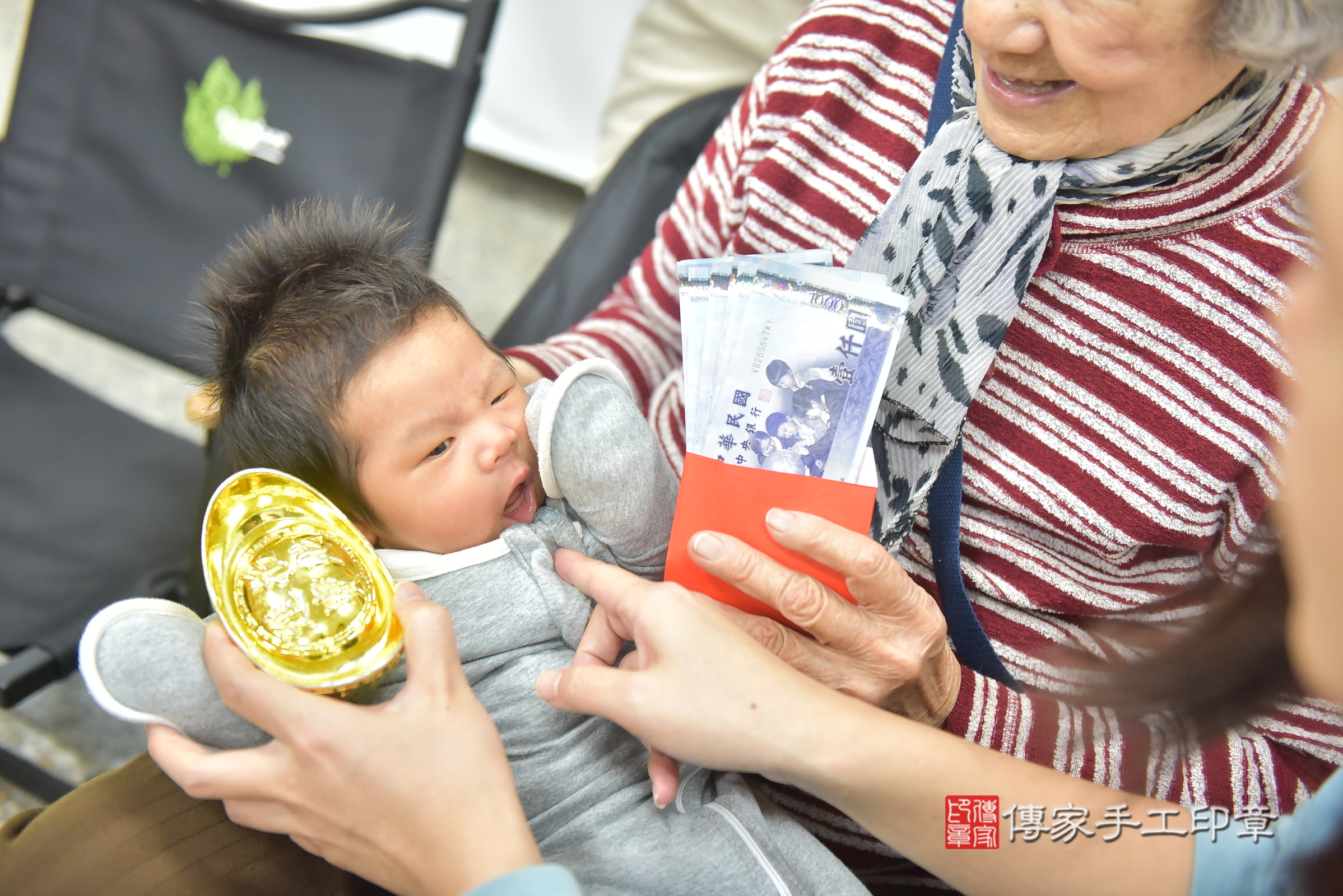 焱焱寶寶(彰化縣福興鄉到府嬰兒焱焱寶寶滿月剃頭理髮、到府嬰兒剃胎毛儀式吉祥話)。到府剃頭剃胎毛主持、專業拍照、證書。★購買「臍帶章、肚臍章、胎毛筆刷印章」贈送：剃頭、收涎、抓周，三選一。2025.2.13，照片11