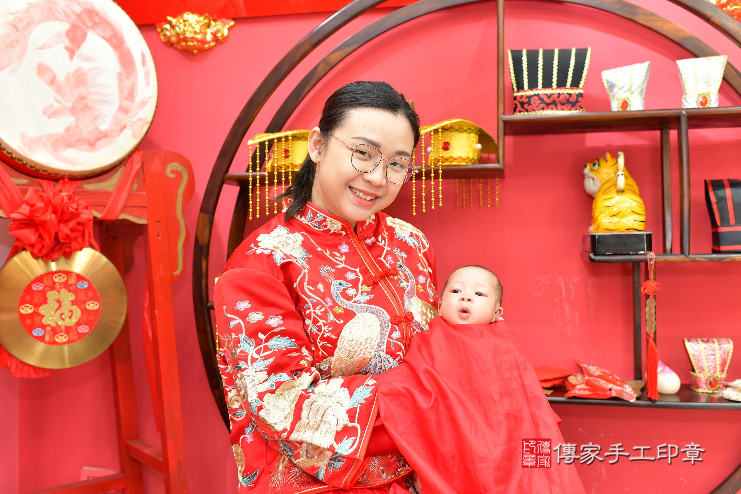 娜娜寶寶(台中市北區嬰兒寶寶滿月剃頭理髮、嬰兒剃胎毛儀式吉祥話)。中國風會場，爸媽寶貝穿「日中韓」古裝禮服。專業拍照、證書。★購買「臍帶章、肚臍章、胎毛筆刷印章」贈送：剃頭、收涎、抓周，三選一。2025.2.15，照片15