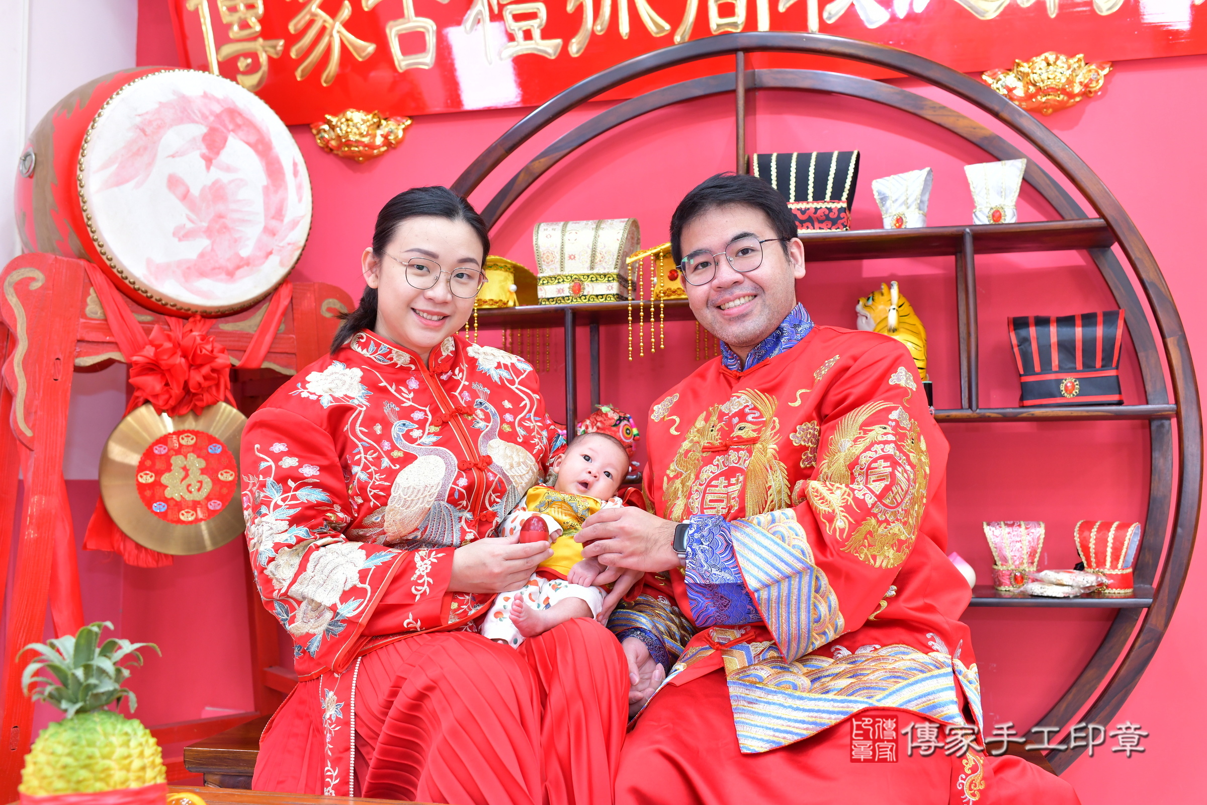 娜娜寶寶(台中市北區嬰兒寶寶滿月剃頭理髮、嬰兒剃胎毛儀式吉祥話)。中國風會場，爸媽寶貝穿「日中韓」古裝禮服。專業拍照、證書。★購買「臍帶章、肚臍章、胎毛筆刷印章」贈送：剃頭、收涎、抓周，三選一。2025.2.15，照片12