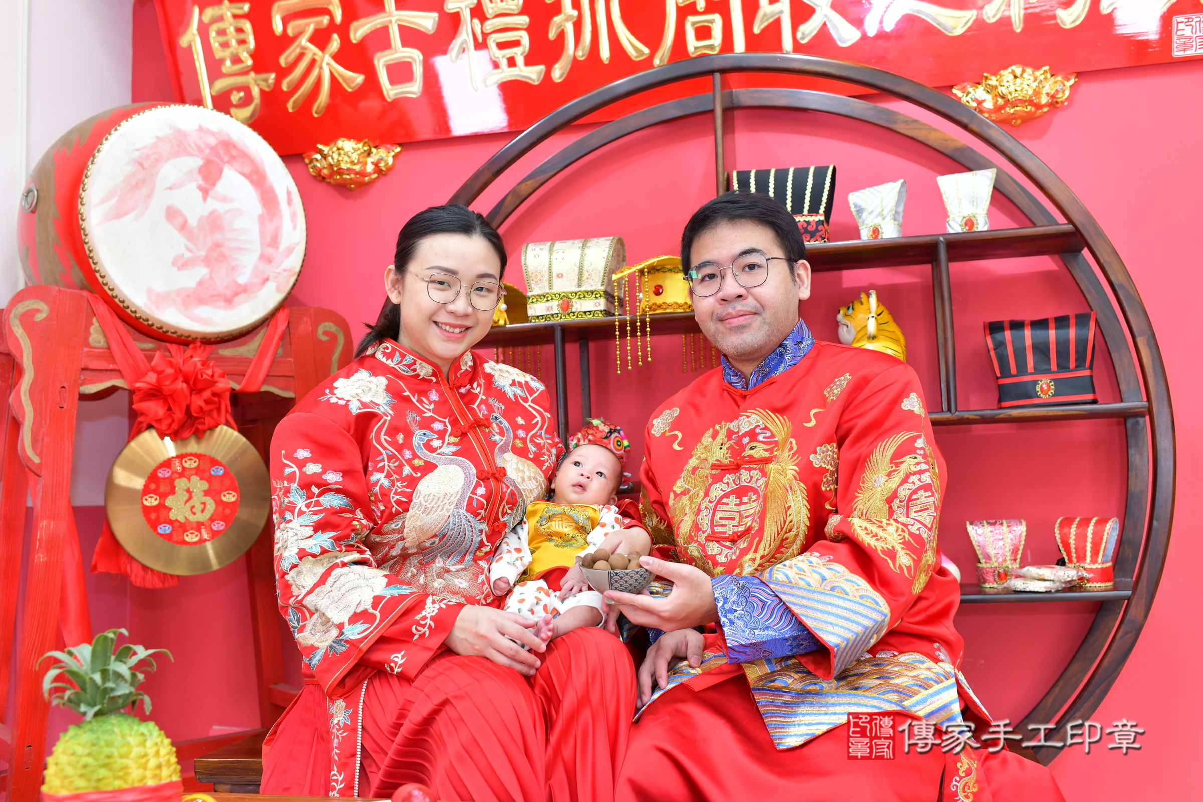 娜娜寶寶(台中市北區嬰兒寶寶滿月剃頭理髮、嬰兒剃胎毛儀式吉祥話)。中國風會場，爸媽寶貝穿「日中韓」古裝禮服。專業拍照、證書。★購買「臍帶章、肚臍章、胎毛筆刷印章」贈送：剃頭、收涎、抓周，三選一。2025.2.15，照片13