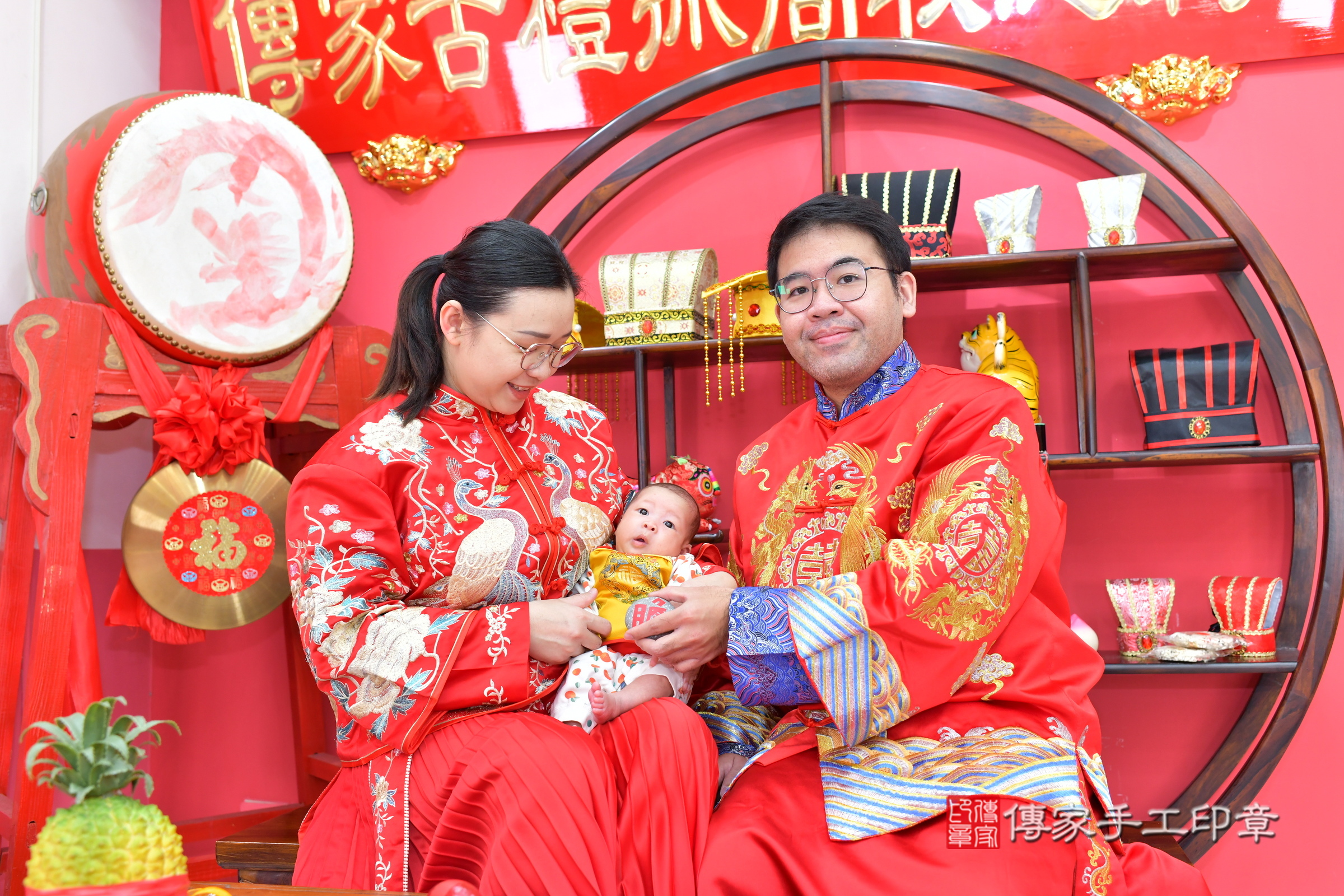 娜娜寶寶(台中市北區嬰兒寶寶滿月剃頭理髮、嬰兒剃胎毛儀式吉祥話)。中國風會場，爸媽寶貝穿「日中韓」古裝禮服。專業拍照、證書。★購買「臍帶章、肚臍章、胎毛筆刷印章」贈送：剃頭、收涎、抓周，三選一。2025.2.15，照片14