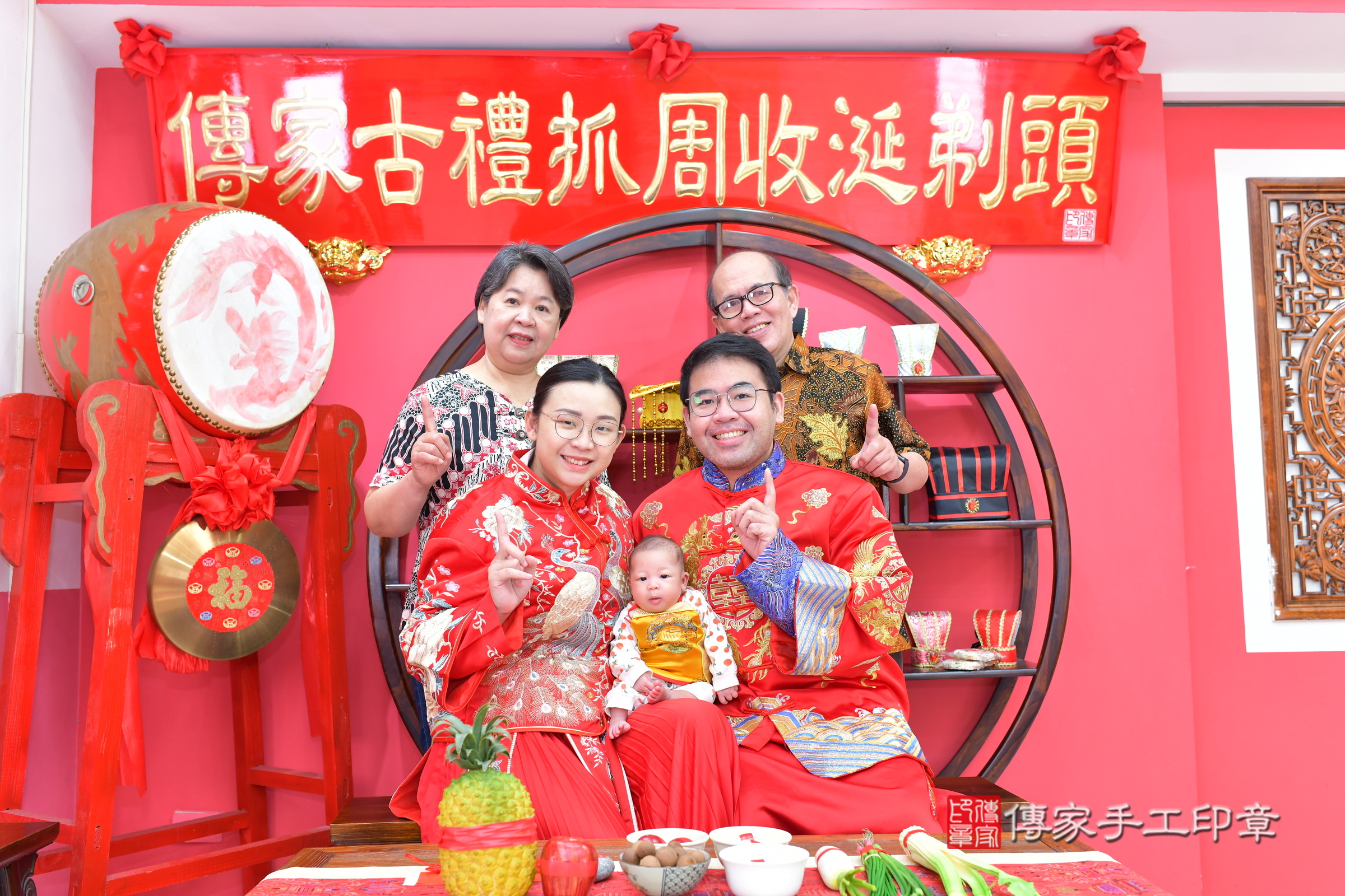 娜娜寶寶(台中市北區嬰兒寶寶滿月剃頭理髮、嬰兒剃胎毛儀式吉祥話)。中國風會場，爸媽寶貝穿「日中韓」古裝禮服。專業拍照、證書。★購買「臍帶章、肚臍章、胎毛筆刷印章」贈送：剃頭、收涎、抓周，三選一。2025.2.15，照片9