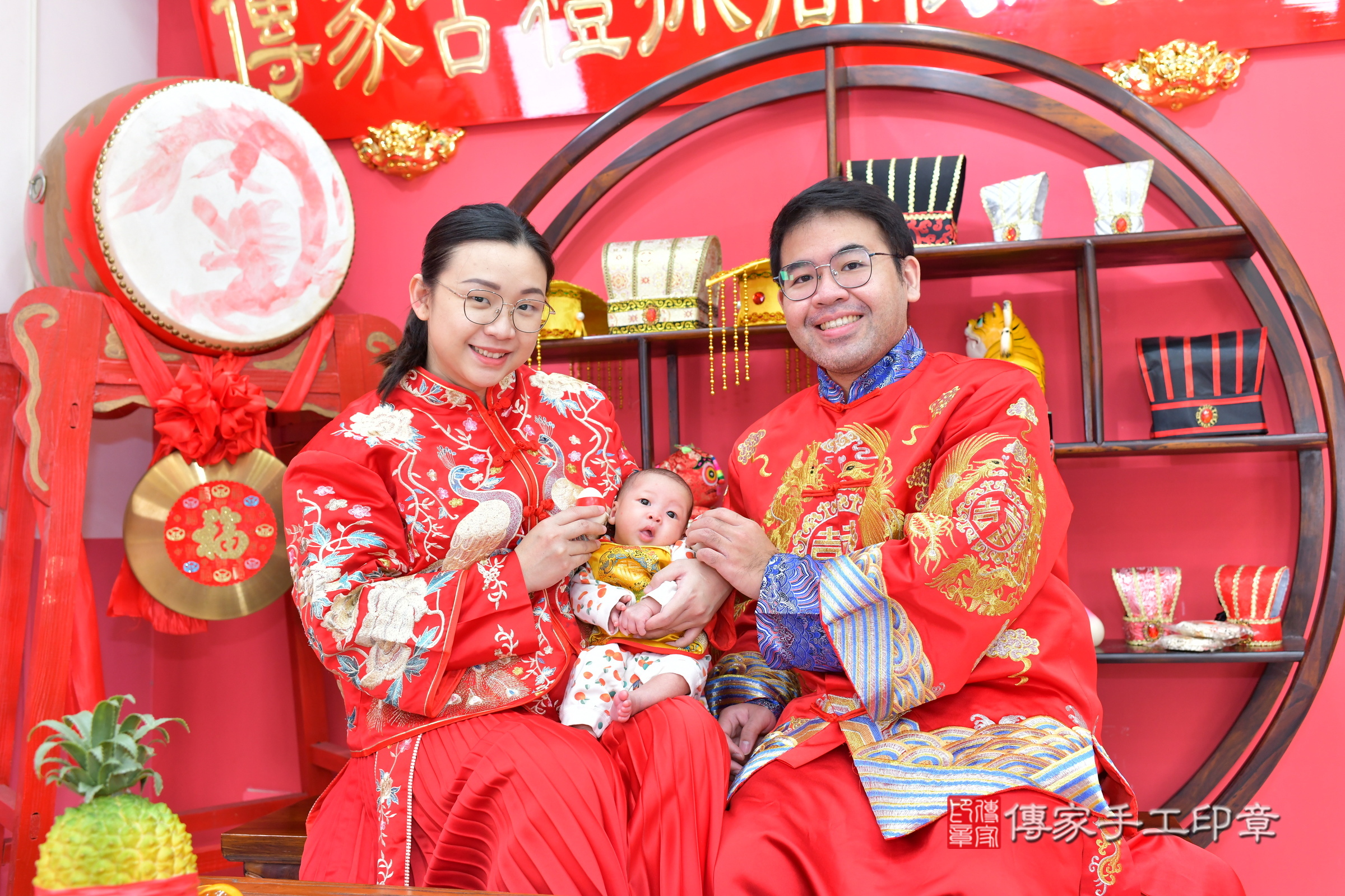 娜娜寶寶(台中市北區嬰兒寶寶滿月剃頭理髮、嬰兒剃胎毛儀式吉祥話)。中國風會場，爸媽寶貝穿「日中韓」古裝禮服。專業拍照、證書。★購買「臍帶章、肚臍章、胎毛筆刷印章」贈送：剃頭、收涎、抓周，三選一。2025.2.15，照片11