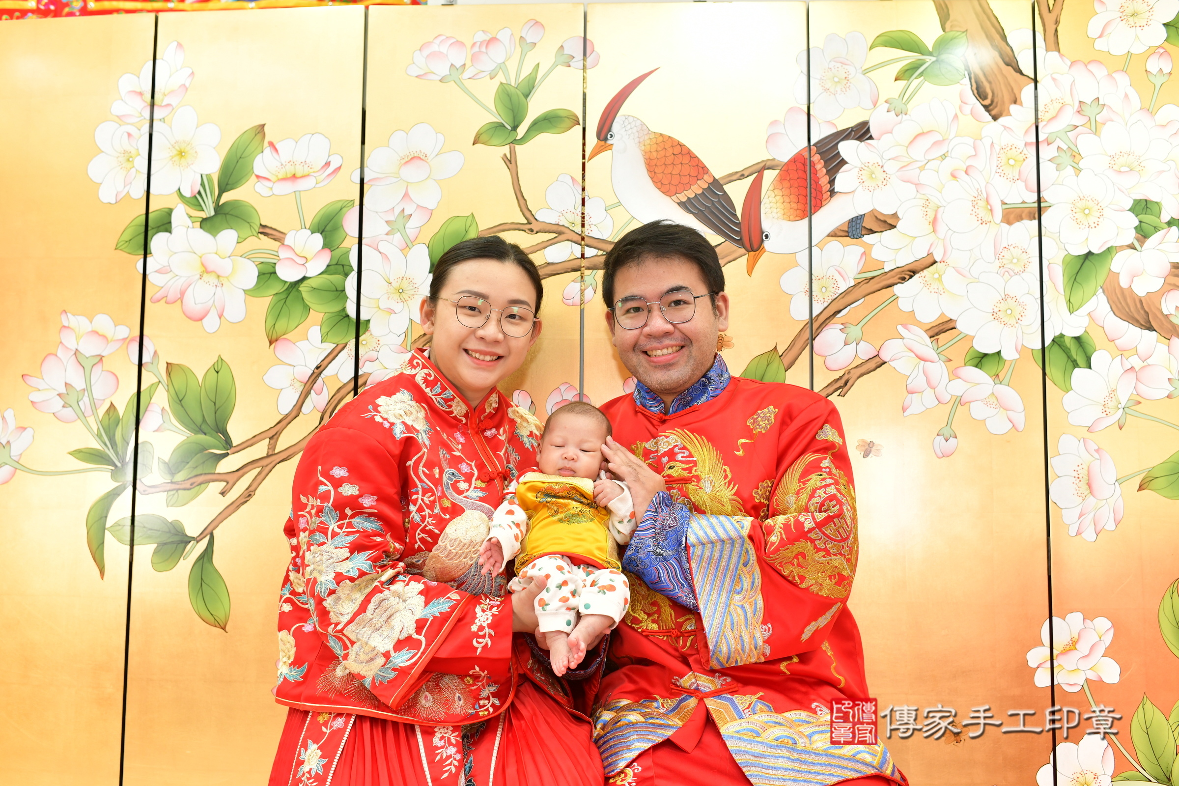 娜娜寶寶(台中市北區嬰兒寶寶滿月剃頭理髮、嬰兒剃胎毛儀式吉祥話)。中國風會場，爸媽寶貝穿「日中韓」古裝禮服。專業拍照、證書。★購買「臍帶章、肚臍章、胎毛筆刷印章」贈送：剃頭、收涎、抓周，三選一。2025.2.15，照片2