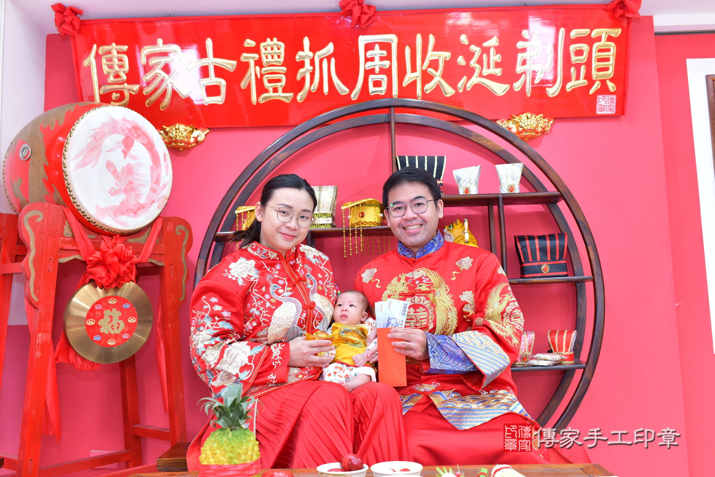 娜娜寶寶(台中市北區嬰兒寶寶滿月剃頭理髮、嬰兒剃胎毛儀式吉祥話)。中國風會場，爸媽寶貝穿「日中韓」古裝禮服。專業拍照、證書。★購買「臍帶章、肚臍章、胎毛筆刷印章」贈送：剃頭、收涎、抓周，三選一。2025.2.15，照片10