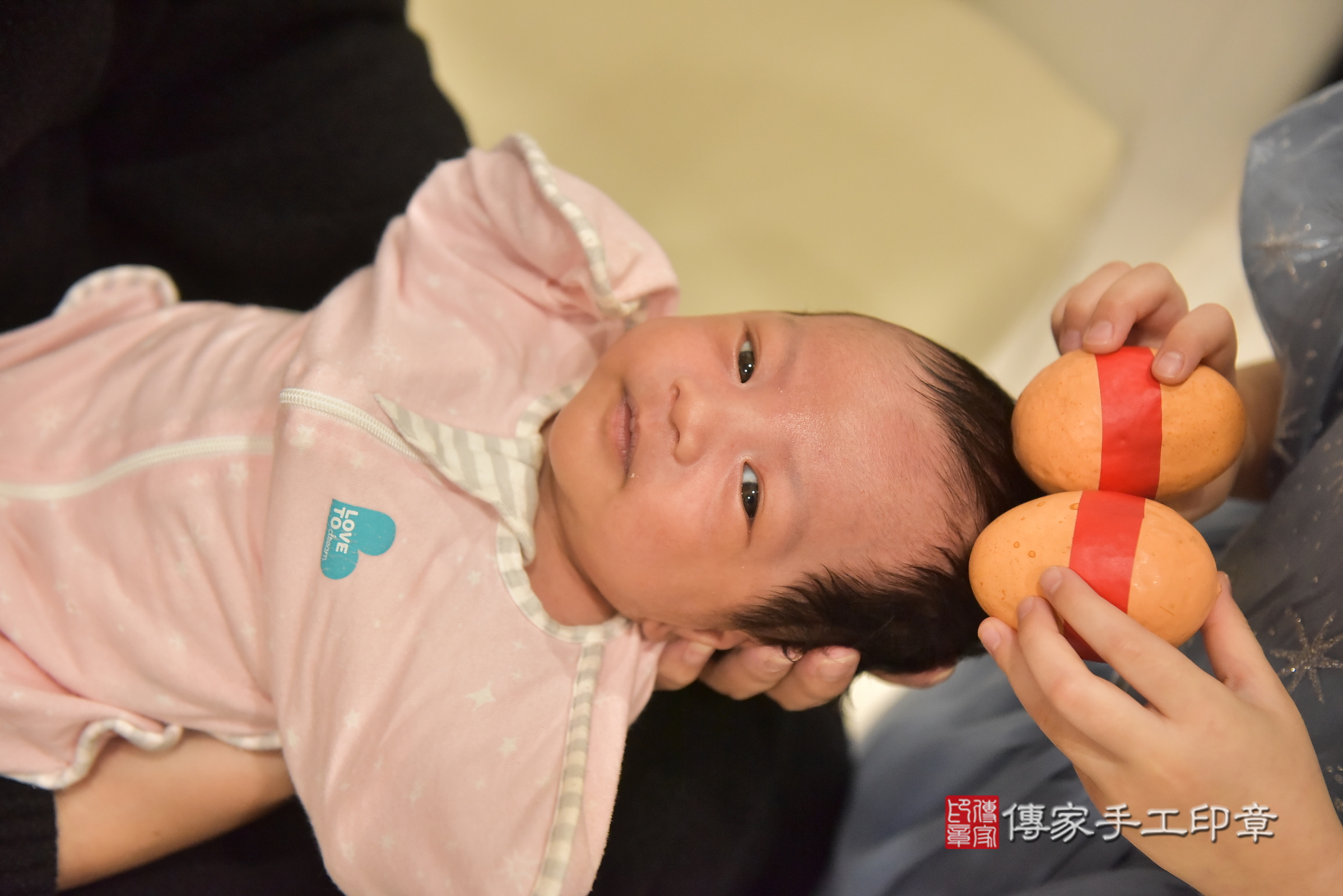 鈞鈞寶寶(台中市北屯區到府嬰兒鈞鈞寶寶滿月剃頭理髮、到府嬰兒剃胎毛儀式吉祥話)。到府剃頭剃胎毛主持、專業拍照、證書。★購買「臍帶章、肚臍章、胎毛筆刷印章」贈送：剃頭、收涎、抓周，三選一。2025.2.16，照片7