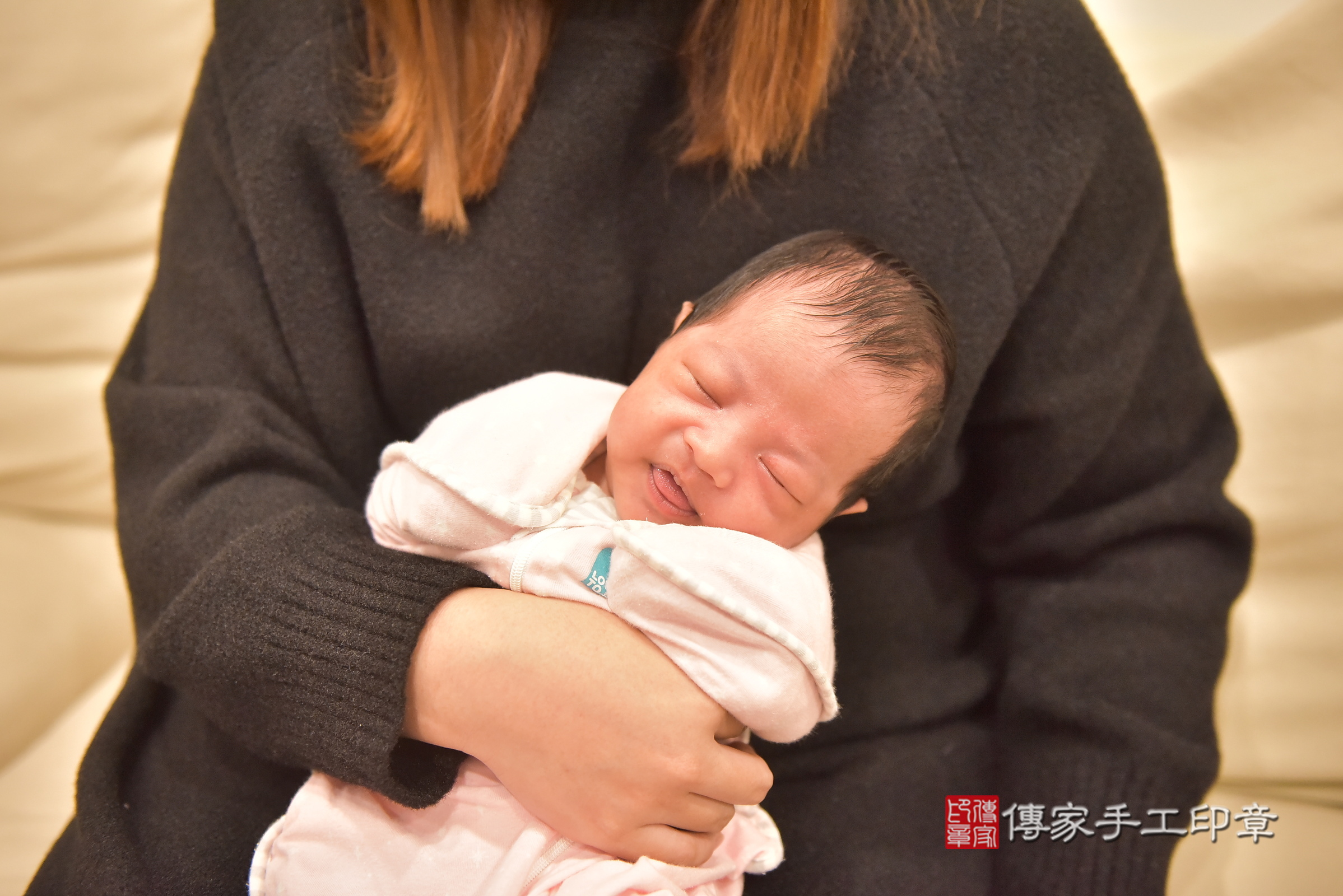 鈞鈞寶寶(台中市北屯區到府嬰兒鈞鈞寶寶滿月剃頭理髮、到府嬰兒剃胎毛儀式吉祥話)。到府剃頭剃胎毛主持、專業拍照、證書。★購買「臍帶章、肚臍章、胎毛筆刷印章」贈送：剃頭、收涎、抓周，三選一。2025.2.16，照片4