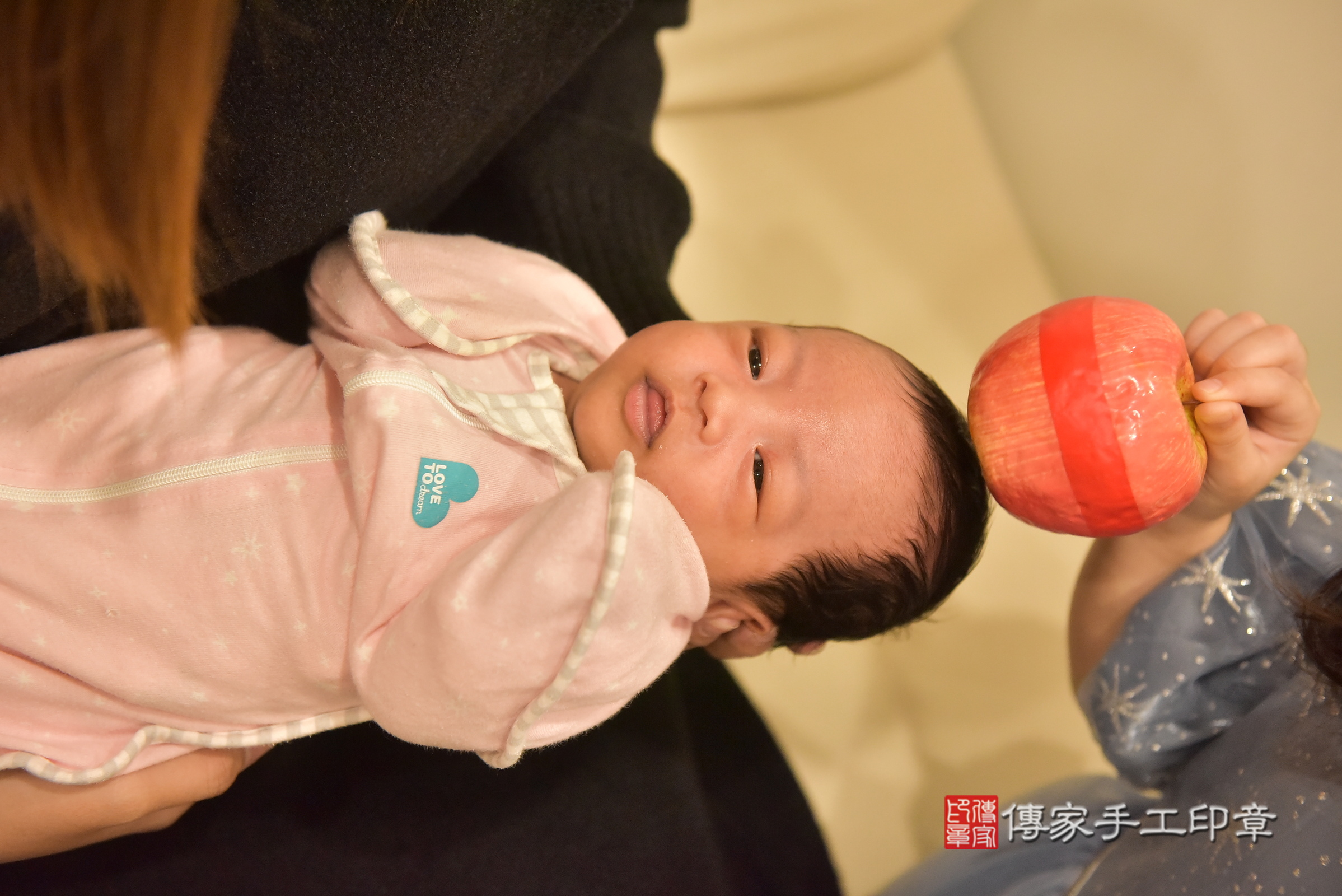 鈞鈞寶寶(台中市北屯區到府嬰兒鈞鈞寶寶滿月剃頭理髮、到府嬰兒剃胎毛儀式吉祥話)。到府剃頭剃胎毛主持、專業拍照、證書。★購買「臍帶章、肚臍章、胎毛筆刷印章」贈送：剃頭、收涎、抓周，三選一。2025.2.16，照片8