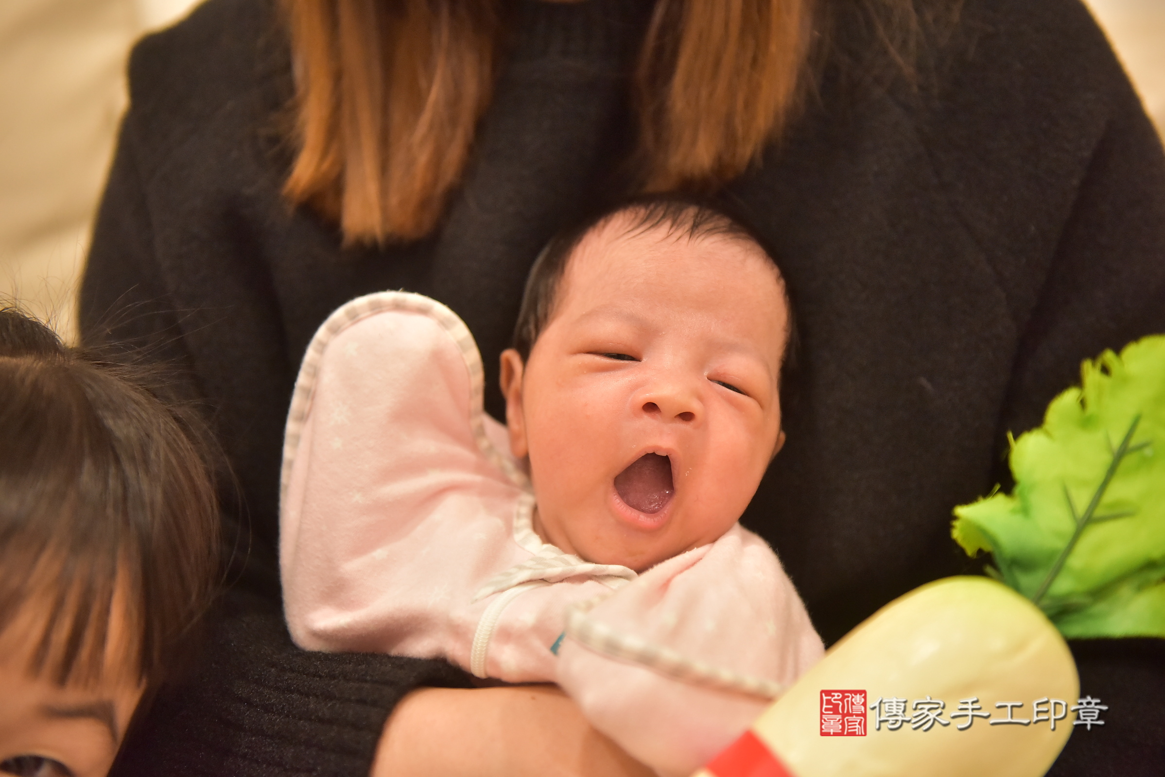 鈞鈞寶寶(台中市北屯區到府嬰兒鈞鈞寶寶滿月剃頭理髮、到府嬰兒剃胎毛儀式吉祥話)。到府剃頭剃胎毛主持、專業拍照、證書。★購買「臍帶章、肚臍章、胎毛筆刷印章」贈送：剃頭、收涎、抓周，三選一。2025.2.16，照片10