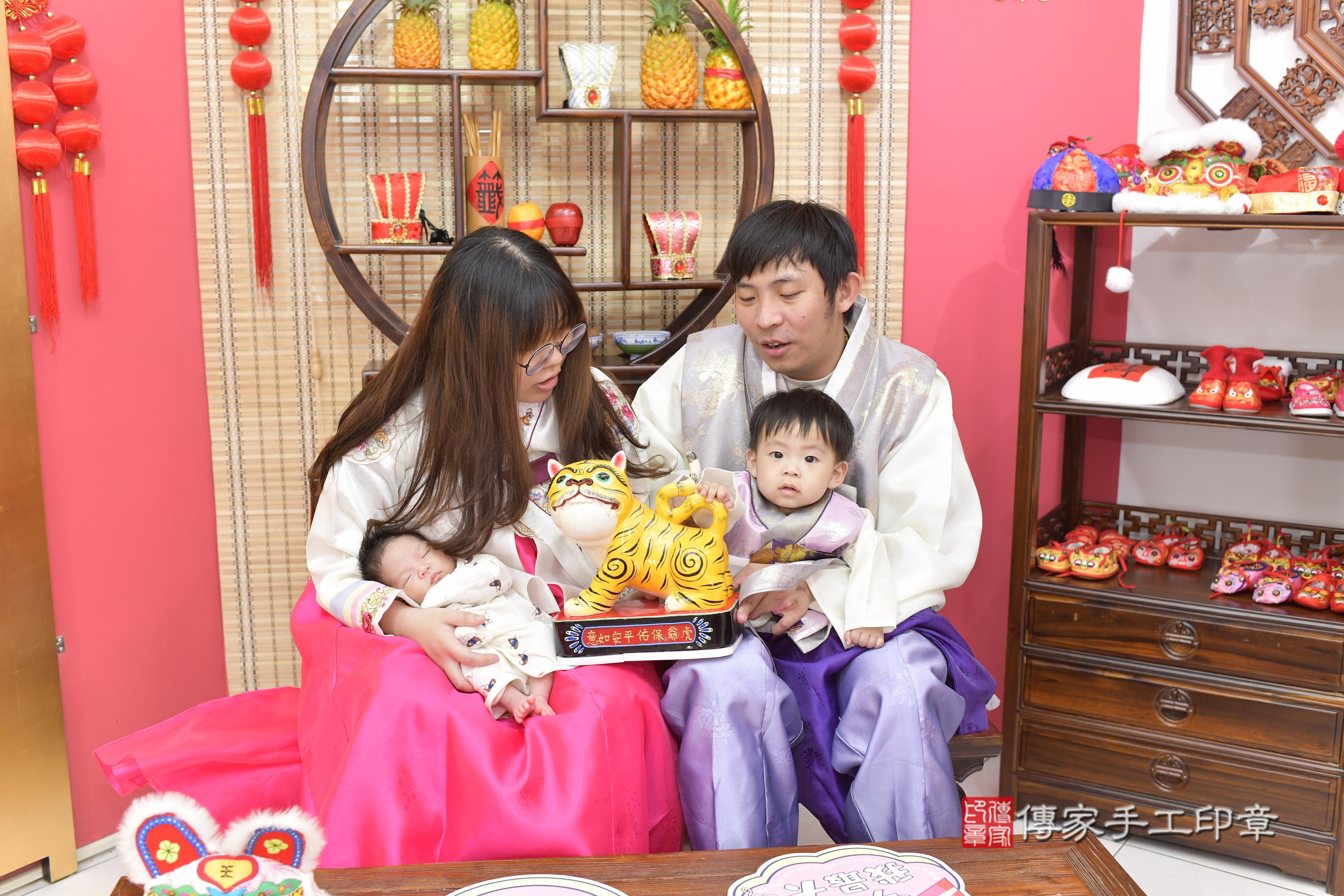 傳家手工印章新竹店、抓周、度脺、中國風會場、傳家嬰兒古禮、吉祥話、抓周道具物品24種、拍照。抓周證書。寶寶抓周、滿周歲、生日快樂、祝福