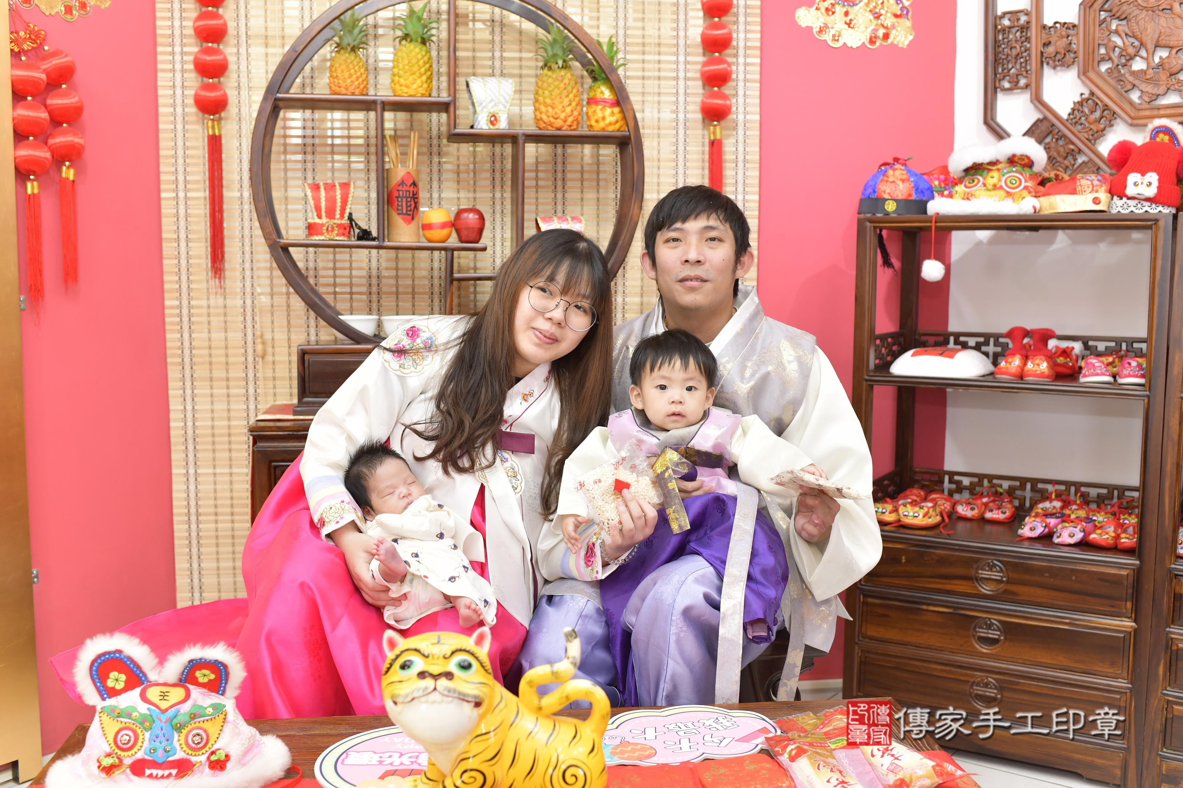 傳家手工印章新竹店、抓周、度脺、中國風會場、傳家嬰兒古禮、吉祥話、抓周道具物品24種、拍照。抓周證書。寶寶抓周、滿周歲、生日快樂、祝福