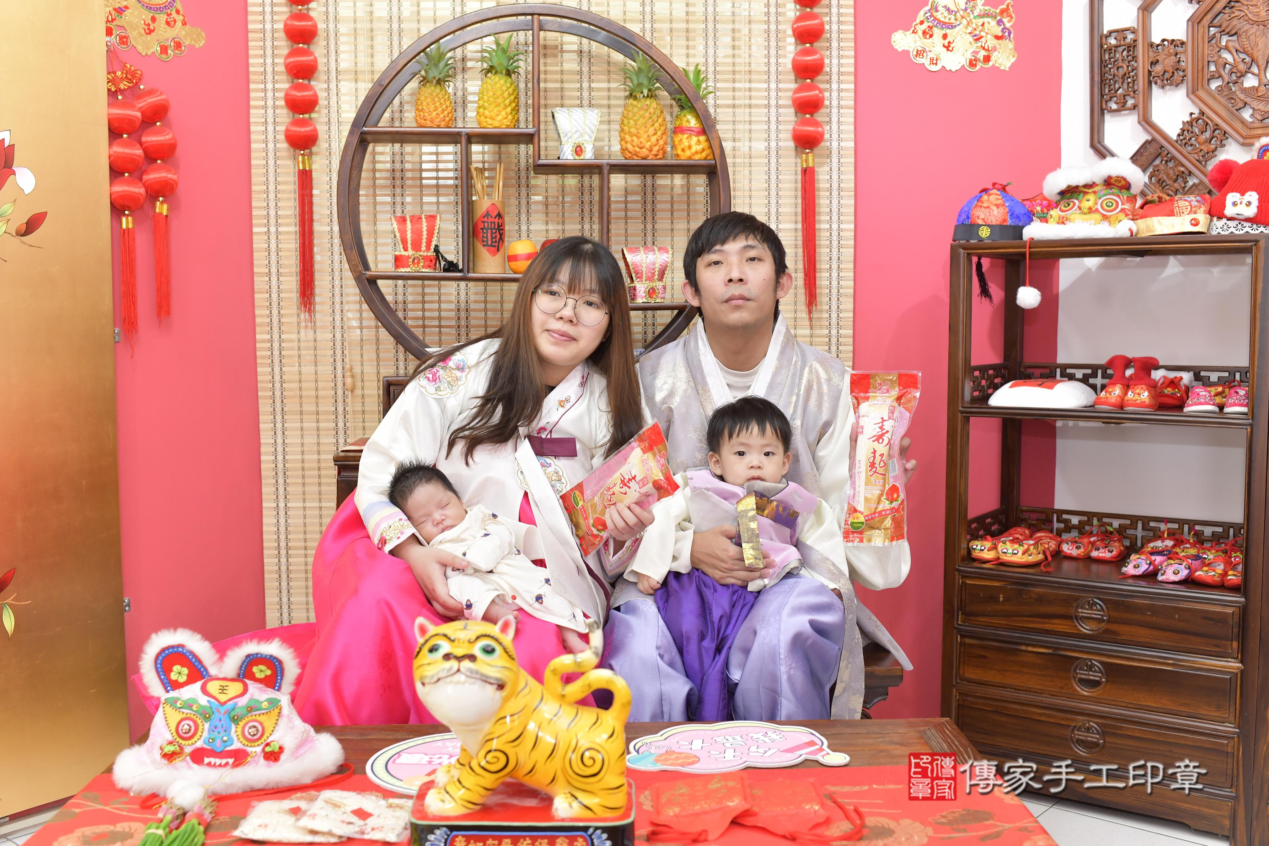 傳家手工印章新竹店、抓周、度脺、中國風會場、傳家嬰兒古禮、吉祥話、抓周道具物品24種、拍照。抓周證書。寶寶抓周、滿周歲、生日快樂、祝福