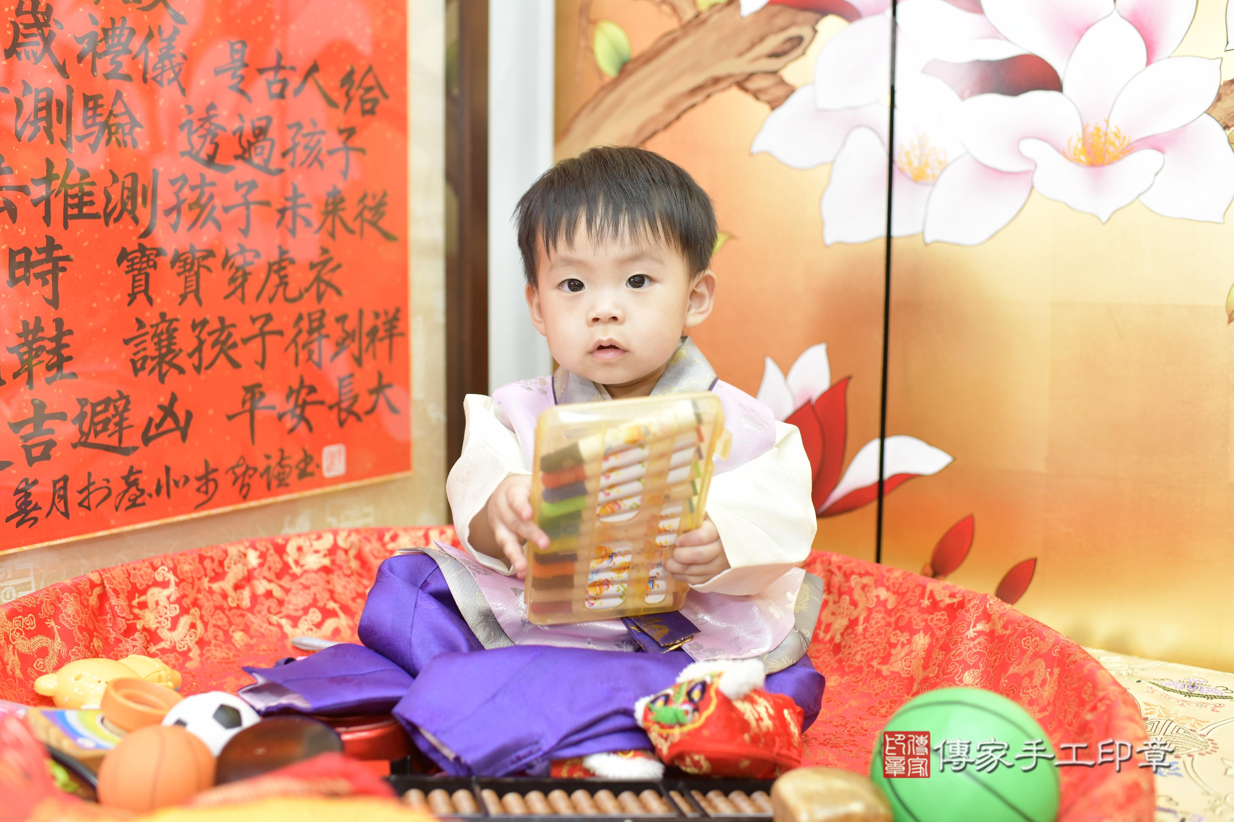 傳家手工印章新竹店、抓周、度脺、中國風會場、傳家嬰兒古禮、吉祥話、抓周道具物品24種、拍照。抓周證書。寶寶抓周、滿周歲、生日快樂、祝福