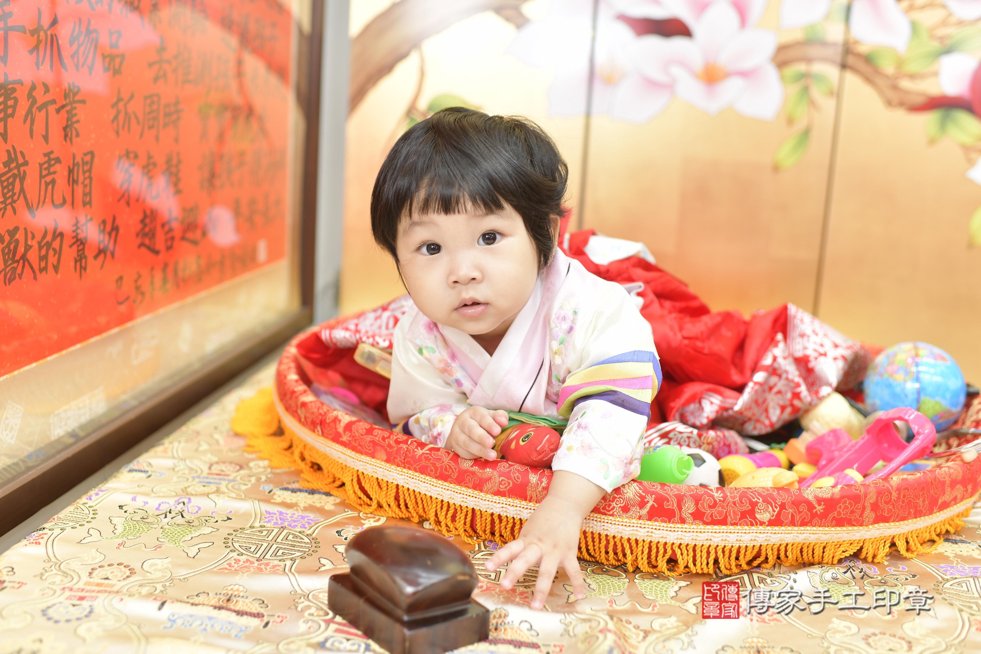 傳家手工印章新竹店、抓周、度脺、中國風會場、傳家嬰兒古禮、吉祥話、抓周道具物品24種、拍照。抓周證書。寶寶抓周、滿周歲、生日快樂、祝福