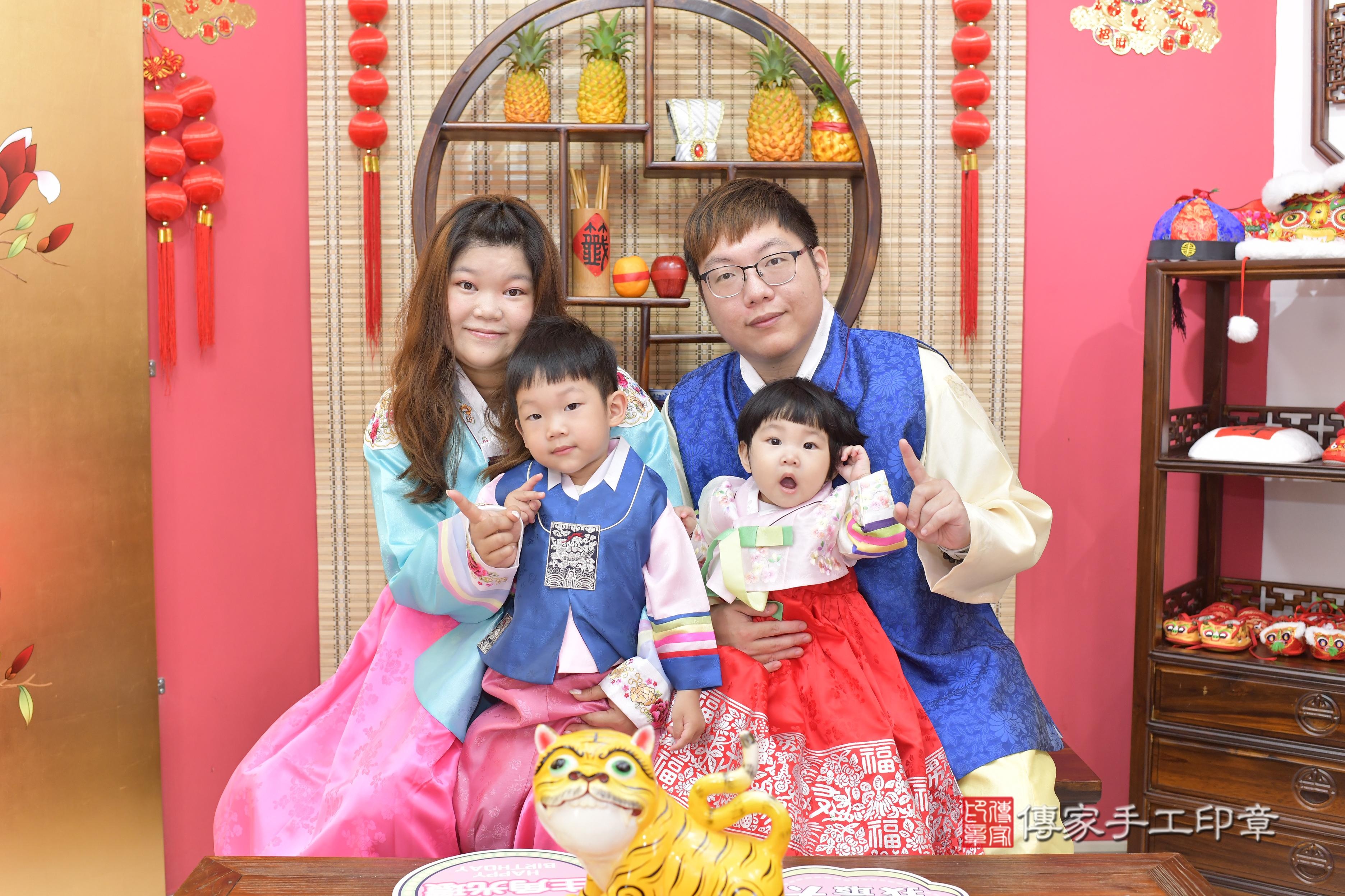 傳家手工印章新竹店、抓周、度脺、中國風會場、傳家嬰兒古禮、吉祥話、抓周道具物品24種、拍照。抓周證書。寶寶抓周、滿周歲、生日快樂、祝福