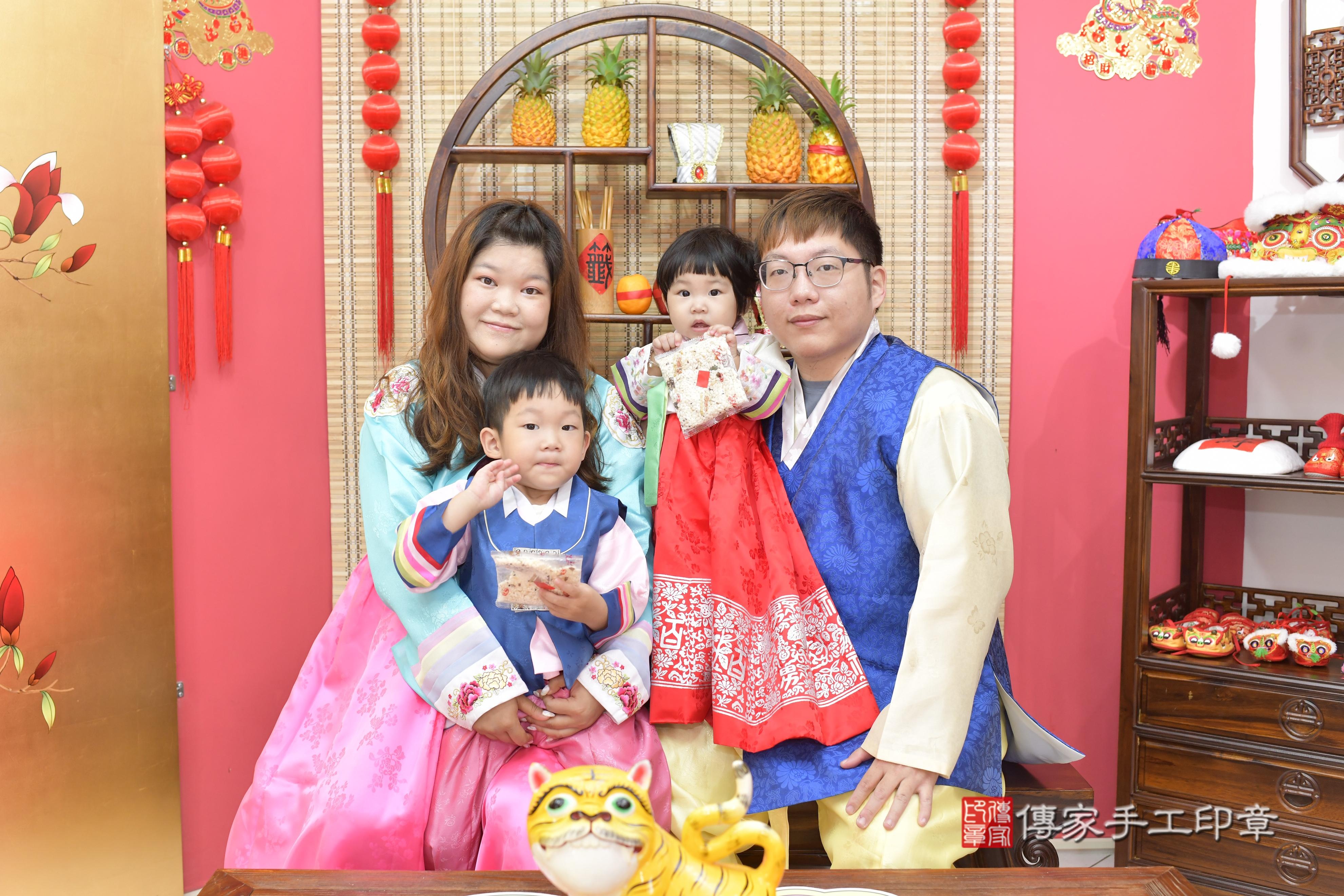 傳家手工印章新竹店、抓周、度脺、中國風會場、傳家嬰兒古禮、吉祥話、抓周道具物品24種、拍照。抓周證書。寶寶抓周、滿周歲、生日快樂、祝福