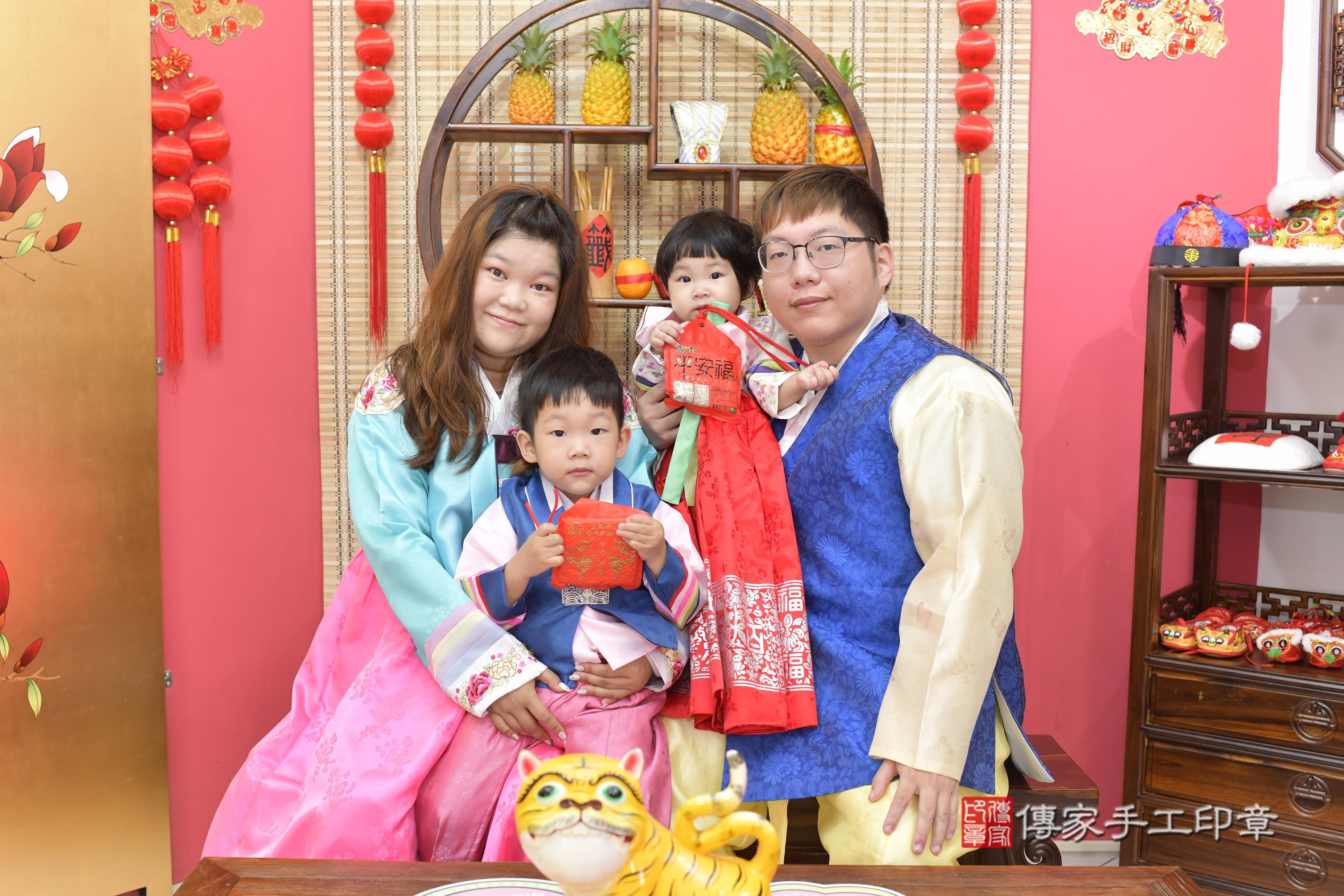 傳家手工印章新竹店、抓周、度脺、中國風會場、傳家嬰兒古禮、吉祥話、抓周道具物品24種、拍照。抓周證書。寶寶抓周、滿周歲、生日快樂、祝福
