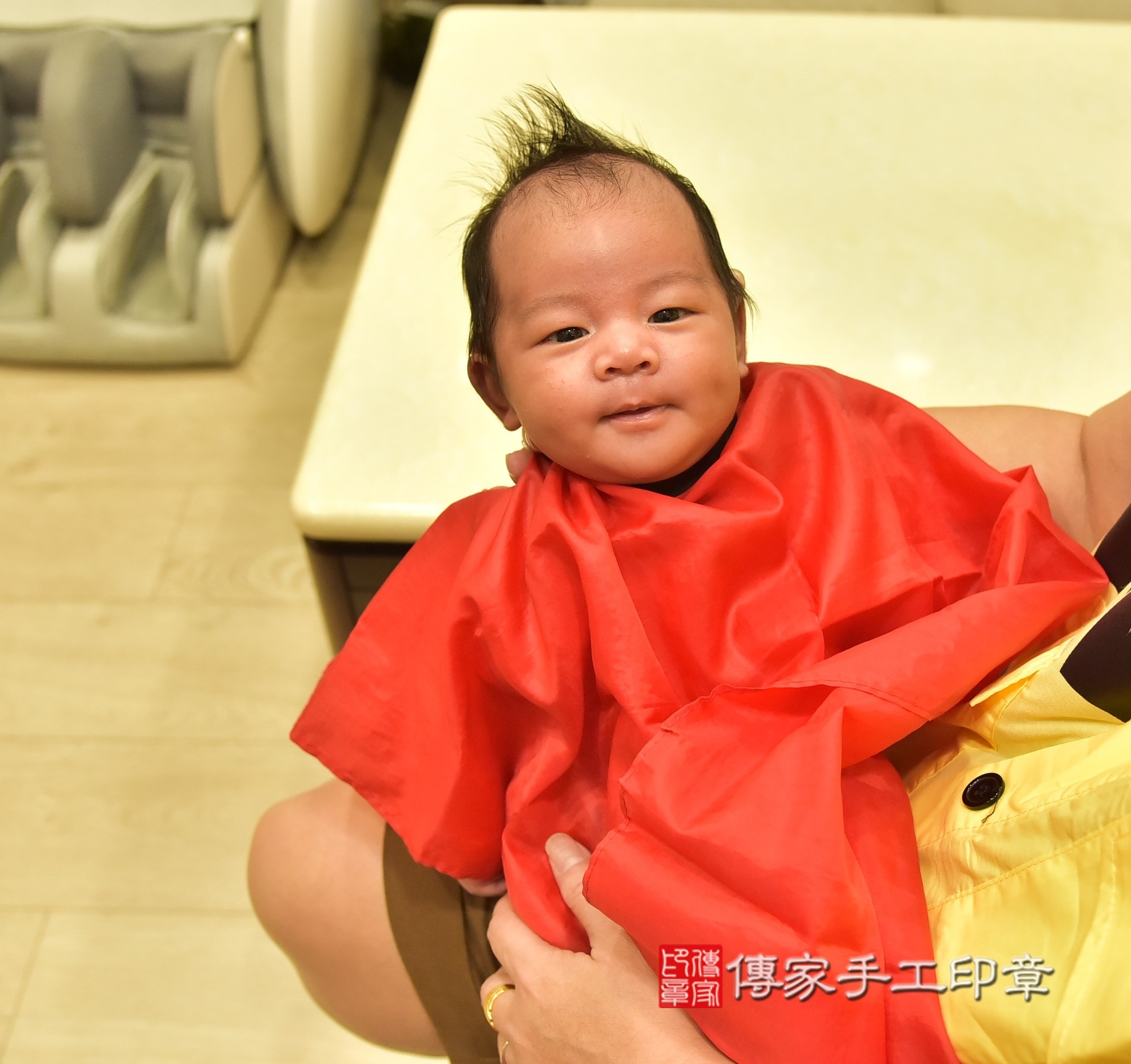 小鈞寶寶(新北市新莊區到府嬰兒小鈞寶寶滿月剃頭理髮、到府嬰兒剃胎毛儀式吉祥話)。到府剃頭剃胎毛主持、專業拍照、證書。★購買「臍帶章、肚臍章、胎毛筆刷印章」贈送：剃頭、收涎、抓周，三選一。2025.5.14，照片13