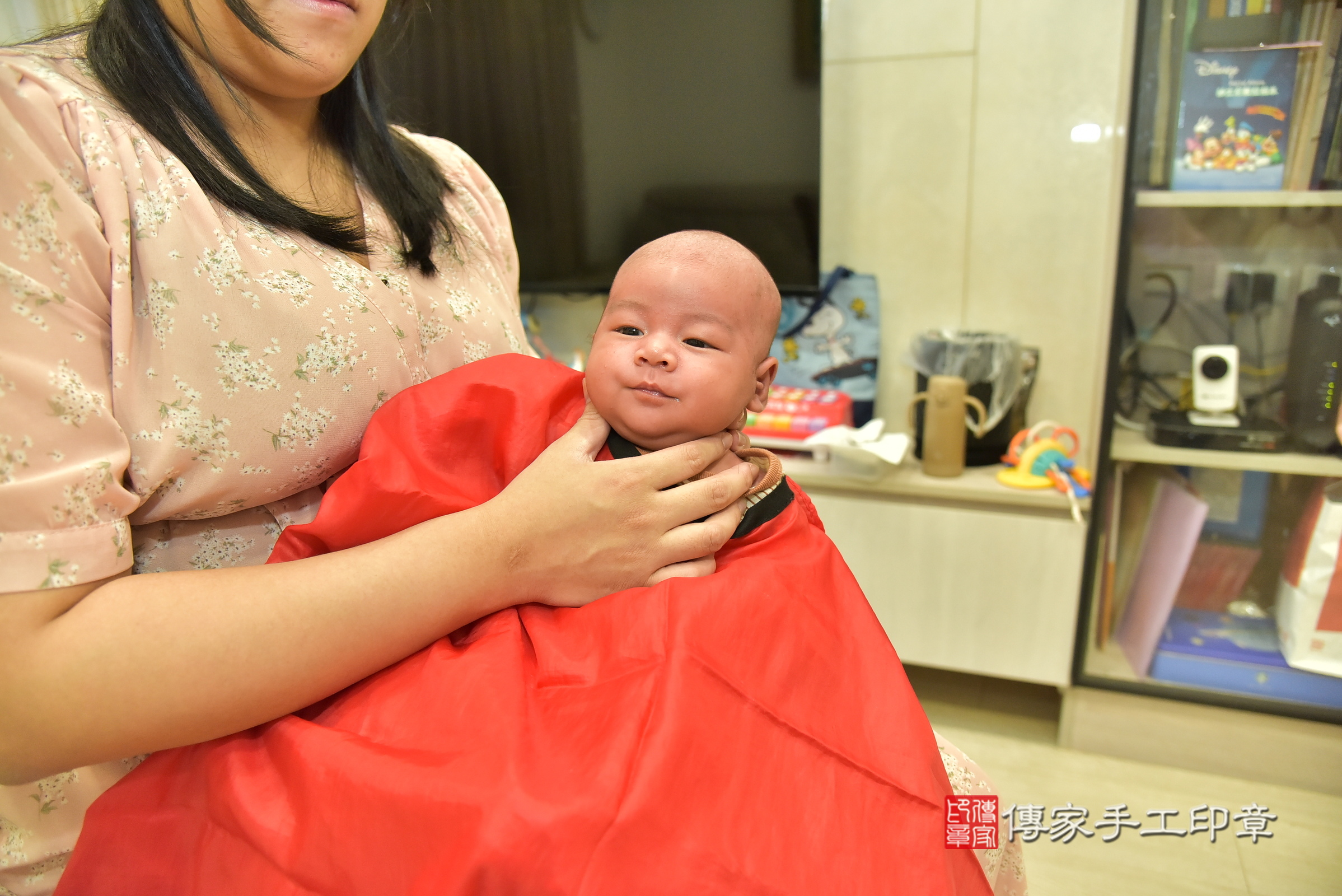 小鈞寶寶(新北市新莊區到府嬰兒小鈞寶寶滿月剃頭理髮、到府嬰兒剃胎毛儀式吉祥話)。到府剃頭剃胎毛主持、專業拍照、證書。★購買「臍帶章、肚臍章、胎毛筆刷印章」贈送：剃頭、收涎、抓周，三選一。2025.5.14，照片14