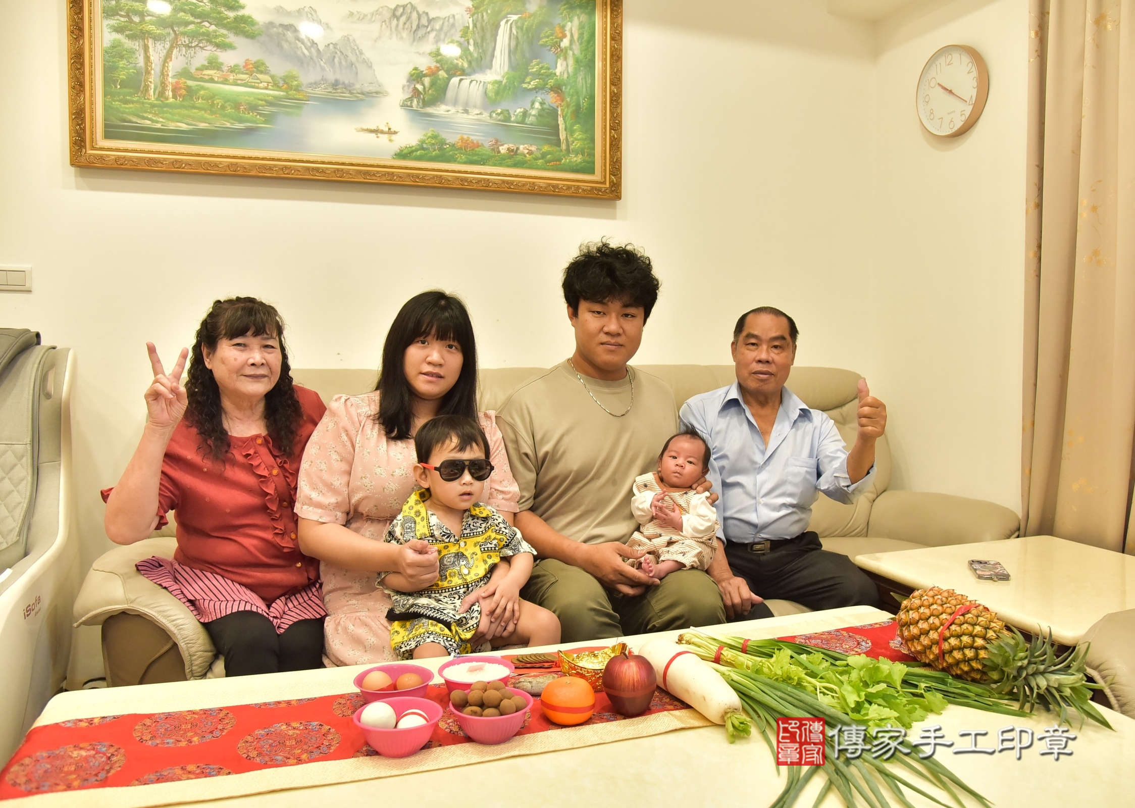 小鈞寶寶(新北市新莊區到府嬰兒小鈞寶寶滿月剃頭理髮、到府嬰兒剃胎毛儀式吉祥話)。到府剃頭剃胎毛主持、專業拍照、證書。★購買「臍帶章、肚臍章、胎毛筆刷印章」贈送：剃頭、收涎、抓周，三選一。2025.5.14，照片3
