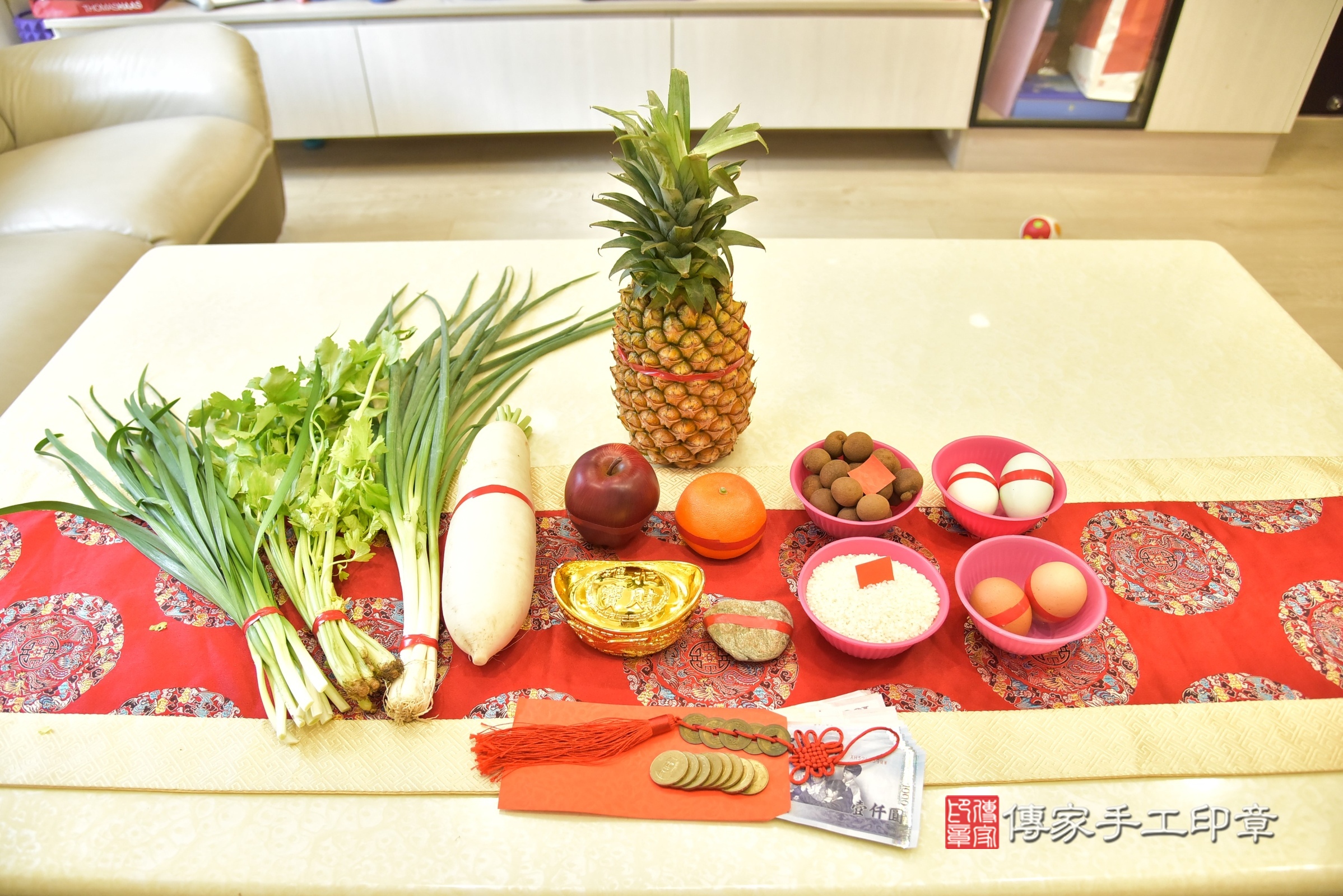 小鈞寶寶(新北市新莊區到府嬰兒小鈞寶寶滿月剃頭理髮、到府嬰兒剃胎毛儀式吉祥話)。到府剃頭剃胎毛主持、專業拍照、證書。★購買「臍帶章、肚臍章、胎毛筆刷印章」贈送：剃頭、收涎、抓周，三選一。2025.5.14，照片4