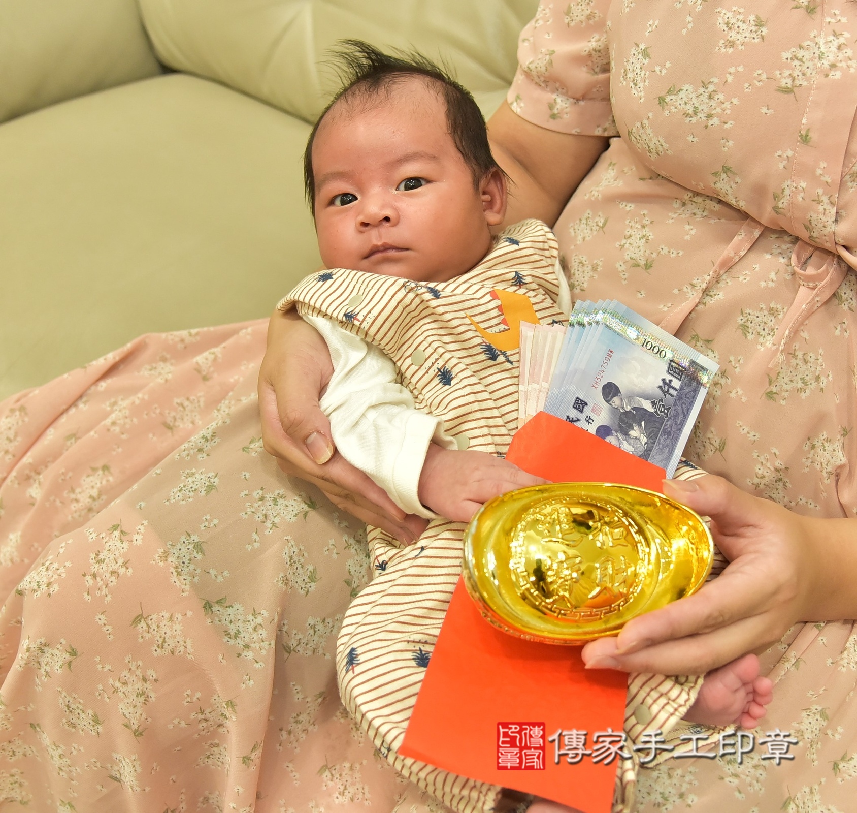 小鈞寶寶(新北市新莊區到府嬰兒小鈞寶寶滿月剃頭理髮、到府嬰兒剃胎毛儀式吉祥話)。到府剃頭剃胎毛主持、專業拍照、證書。★購買「臍帶章、肚臍章、胎毛筆刷印章」贈送：剃頭、收涎、抓周，三選一。2025.5.14，照片12