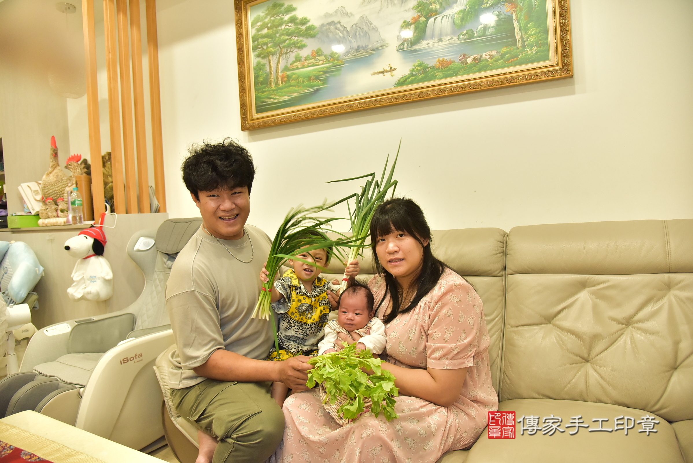 小鈞寶寶(新北市新莊區到府嬰兒小鈞寶寶滿月剃頭理髮、到府嬰兒剃胎毛儀式吉祥話)。到府剃頭剃胎毛主持、專業拍照、證書。★購買「臍帶章、肚臍章、胎毛筆刷印章」贈送：剃頭、收涎、抓周，三選一。2025.5.14，照片7