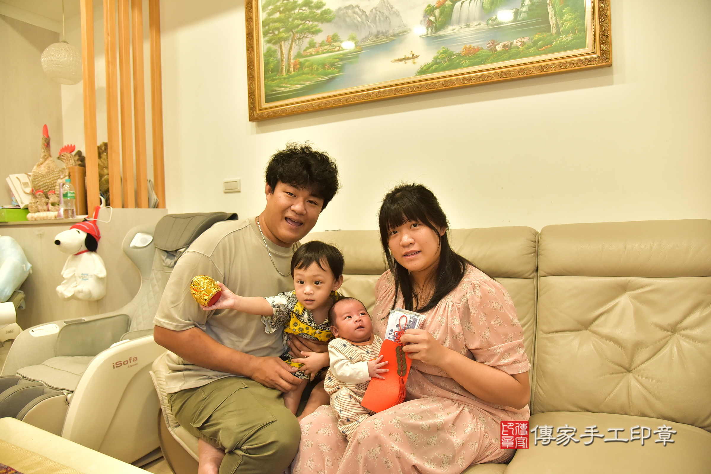 小鈞寶寶(新北市新莊區到府嬰兒小鈞寶寶滿月剃頭理髮、到府嬰兒剃胎毛儀式吉祥話)。到府剃頭剃胎毛主持、專業拍照、證書。★購買「臍帶章、肚臍章、胎毛筆刷印章」贈送：剃頭、收涎、抓周，三選一。2025.5.14，照片11