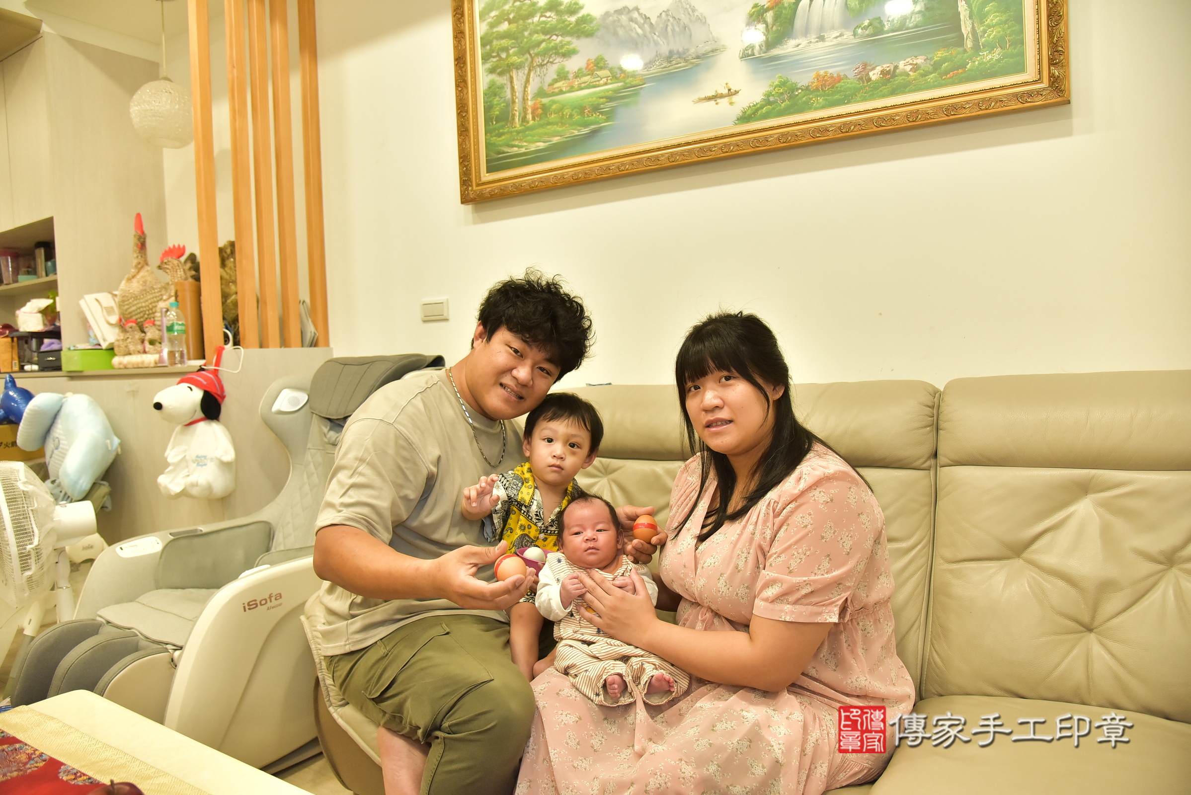小鈞寶寶(新北市新莊區到府嬰兒小鈞寶寶滿月剃頭理髮、到府嬰兒剃胎毛儀式吉祥話)。到府剃頭剃胎毛主持、專業拍照、證書。★購買「臍帶章、肚臍章、胎毛筆刷印章」贈送：剃頭、收涎、抓周，三選一。2025.5.14，照片5