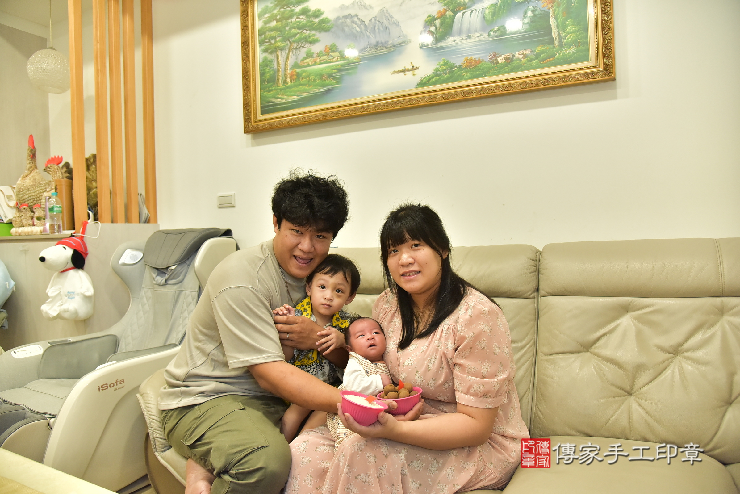 小鈞寶寶(新北市新莊區到府嬰兒小鈞寶寶滿月剃頭理髮、到府嬰兒剃胎毛儀式吉祥話)。到府剃頭剃胎毛主持、專業拍照、證書。★購買「臍帶章、肚臍章、胎毛筆刷印章」贈送：剃頭、收涎、抓周，三選一。2025.5.14，照片10