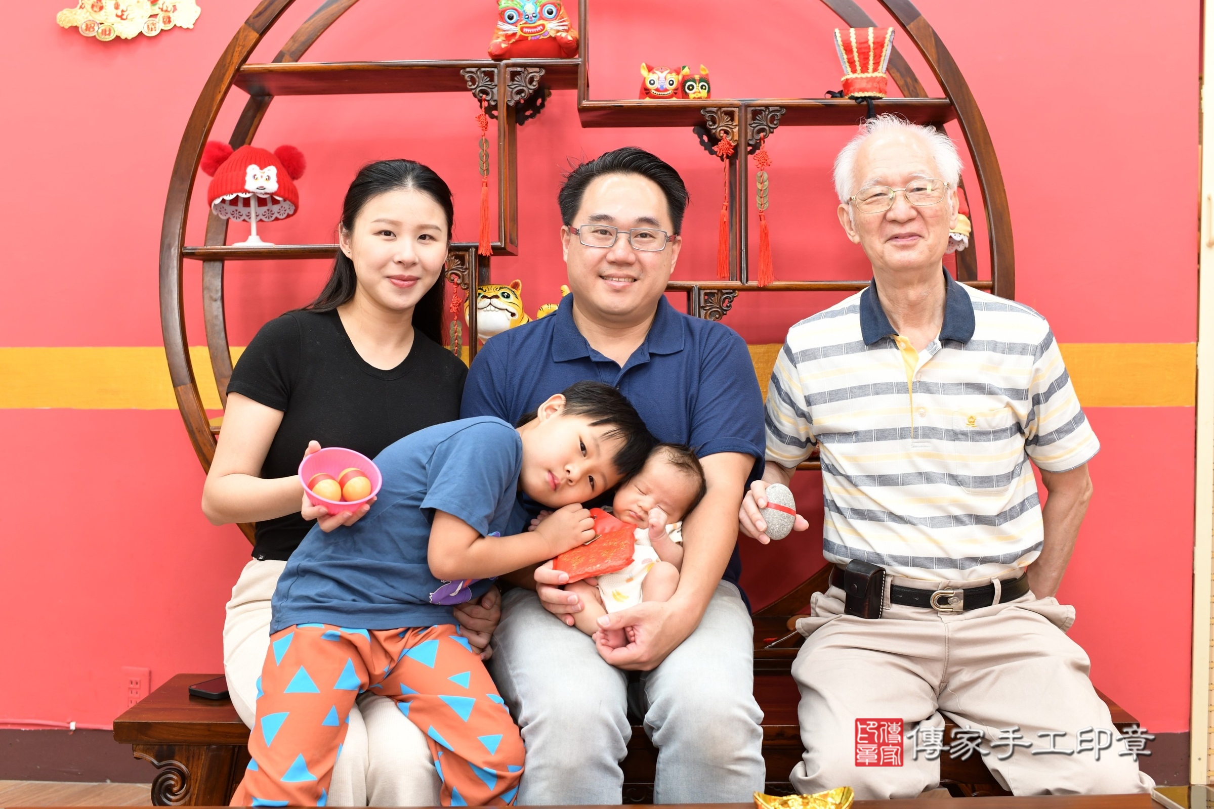 升升寶寶(新北市永和區嬰兒寶寶滿月剃頭理髮、嬰兒剃胎毛儀式吉祥話)。中國風會場，爸媽寶貝穿「日中韓」古裝禮服。專業拍照、證書。★購買「臍帶章、肚臍章、胎毛筆刷印章」贈送：剃頭、收涎、抓周，三選一。2025.5.17，照片4
