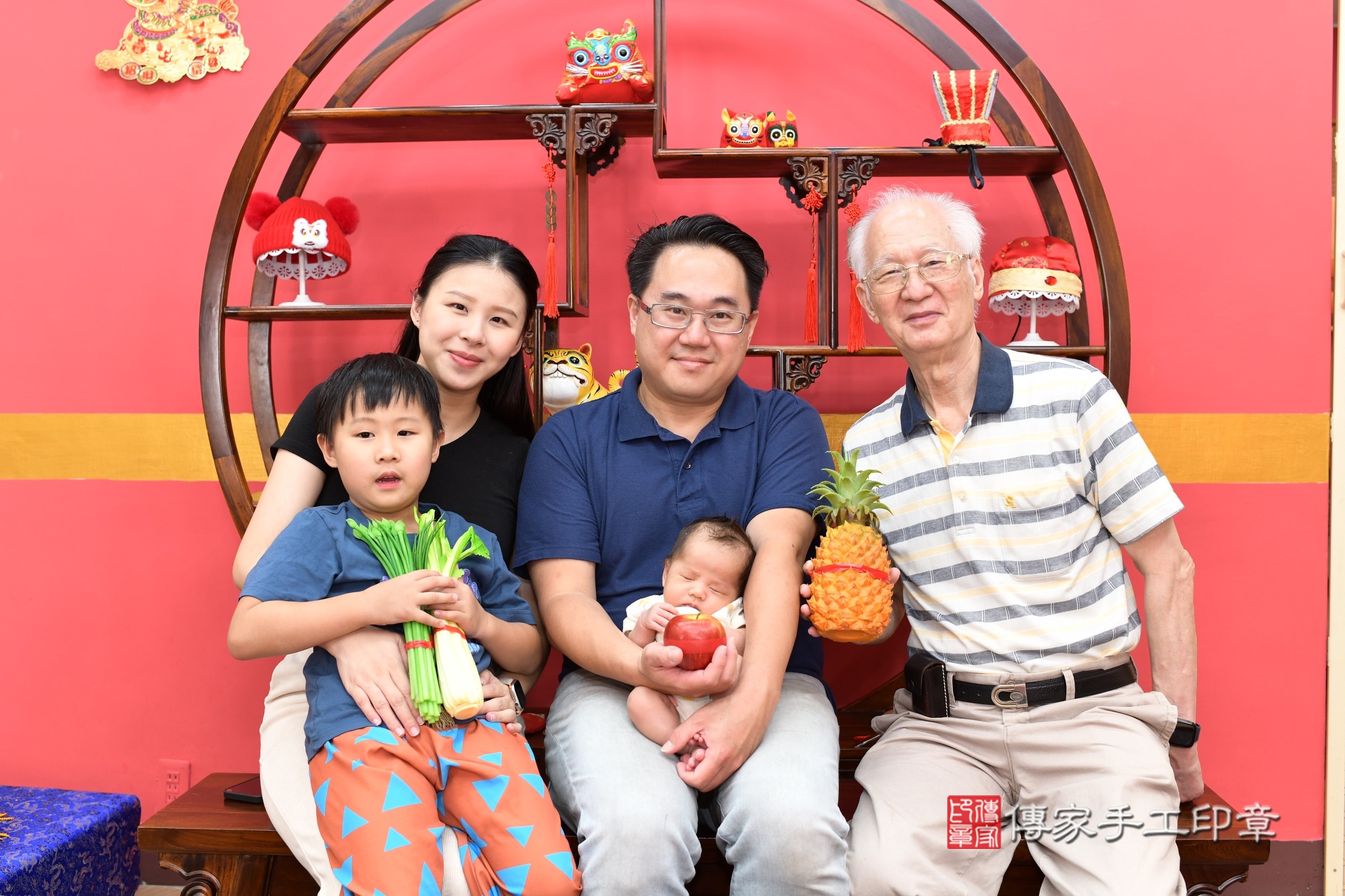 升升寶寶(新北市永和區嬰兒寶寶滿月剃頭理髮、嬰兒剃胎毛儀式吉祥話)。中國風會場，爸媽寶貝穿「日中韓」古裝禮服。專業拍照、證書。★購買「臍帶章、肚臍章、胎毛筆刷印章」贈送：剃頭、收涎、抓周，三選一。2025.5.17，照片6