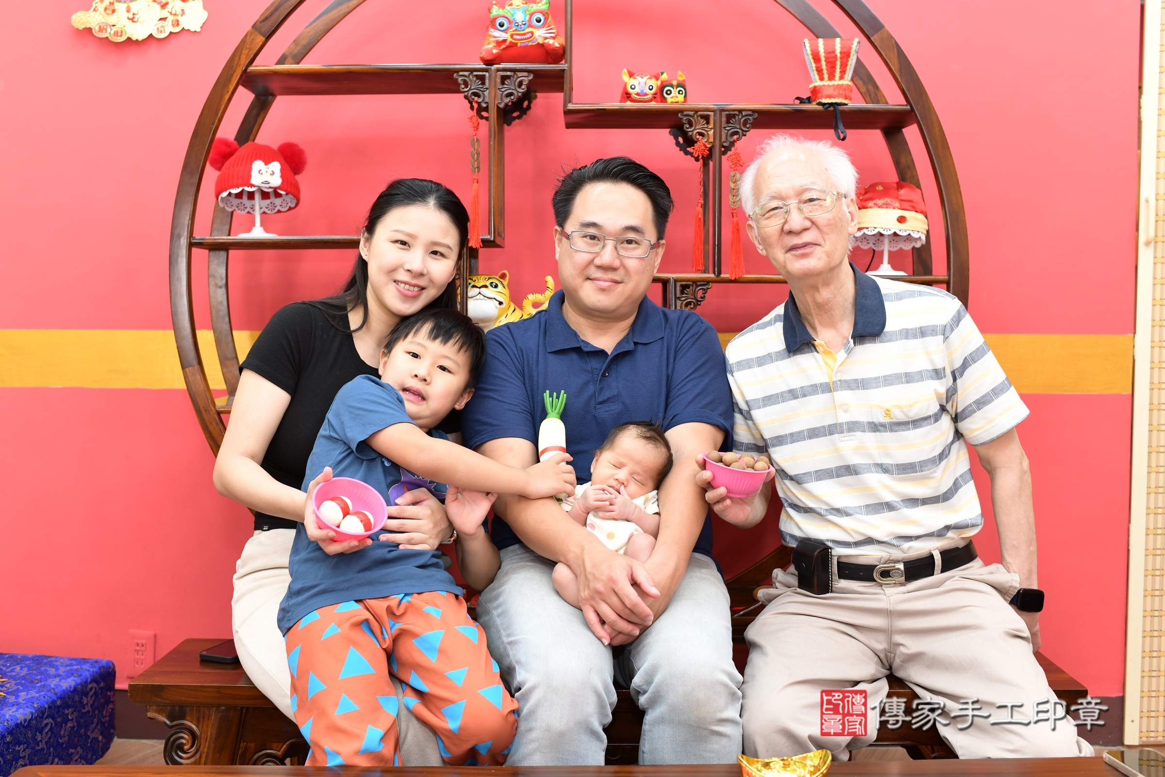 升升寶寶(新北市永和區嬰兒寶寶滿月剃頭理髮、嬰兒剃胎毛儀式吉祥話)。中國風會場，爸媽寶貝穿「日中韓」古裝禮服。專業拍照、證書。★購買「臍帶章、肚臍章、胎毛筆刷印章」贈送：剃頭、收涎、抓周，三選一。2025.5.17，照片5