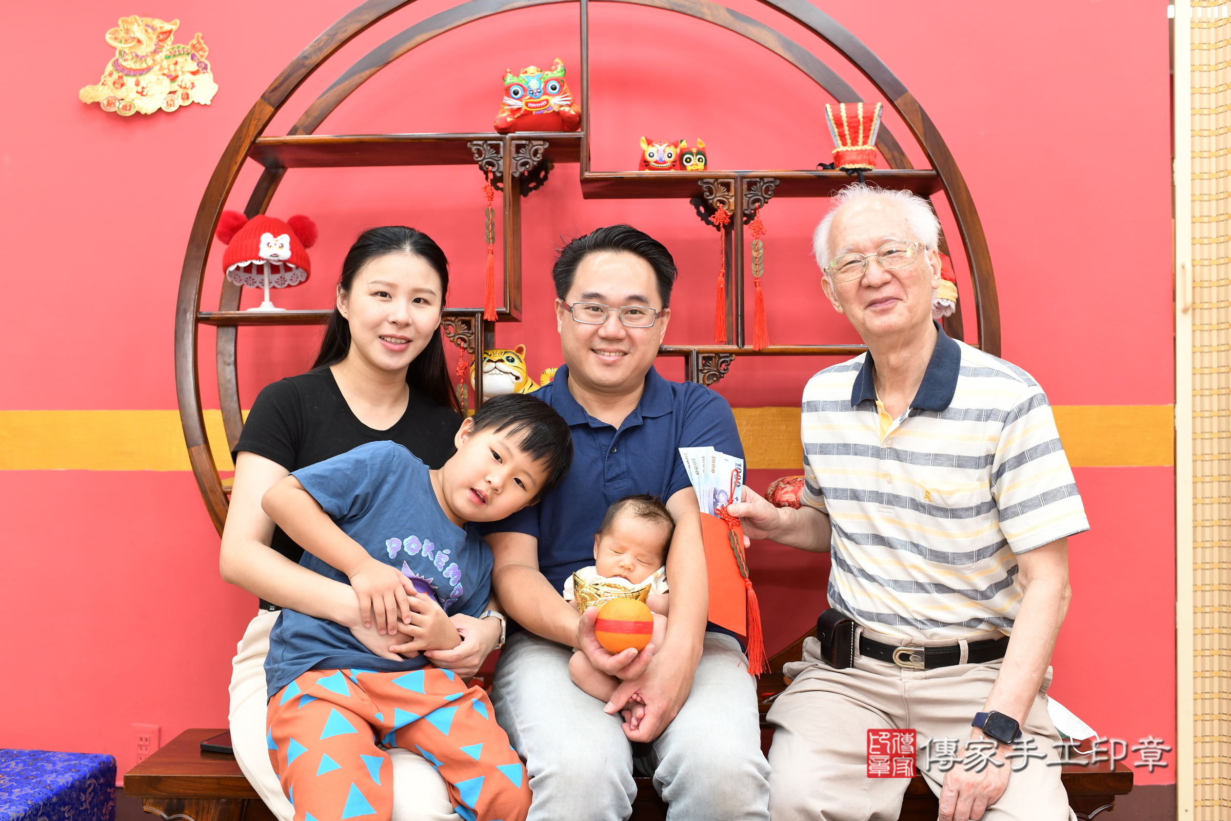 升升寶寶(新北市永和區嬰兒寶寶滿月剃頭理髮、嬰兒剃胎毛儀式吉祥話)。中國風會場，爸媽寶貝穿「日中韓」古裝禮服。專業拍照、證書。★購買「臍帶章、肚臍章、胎毛筆刷印章」贈送：剃頭、收涎、抓周，三選一。2025.5.17，照片3
