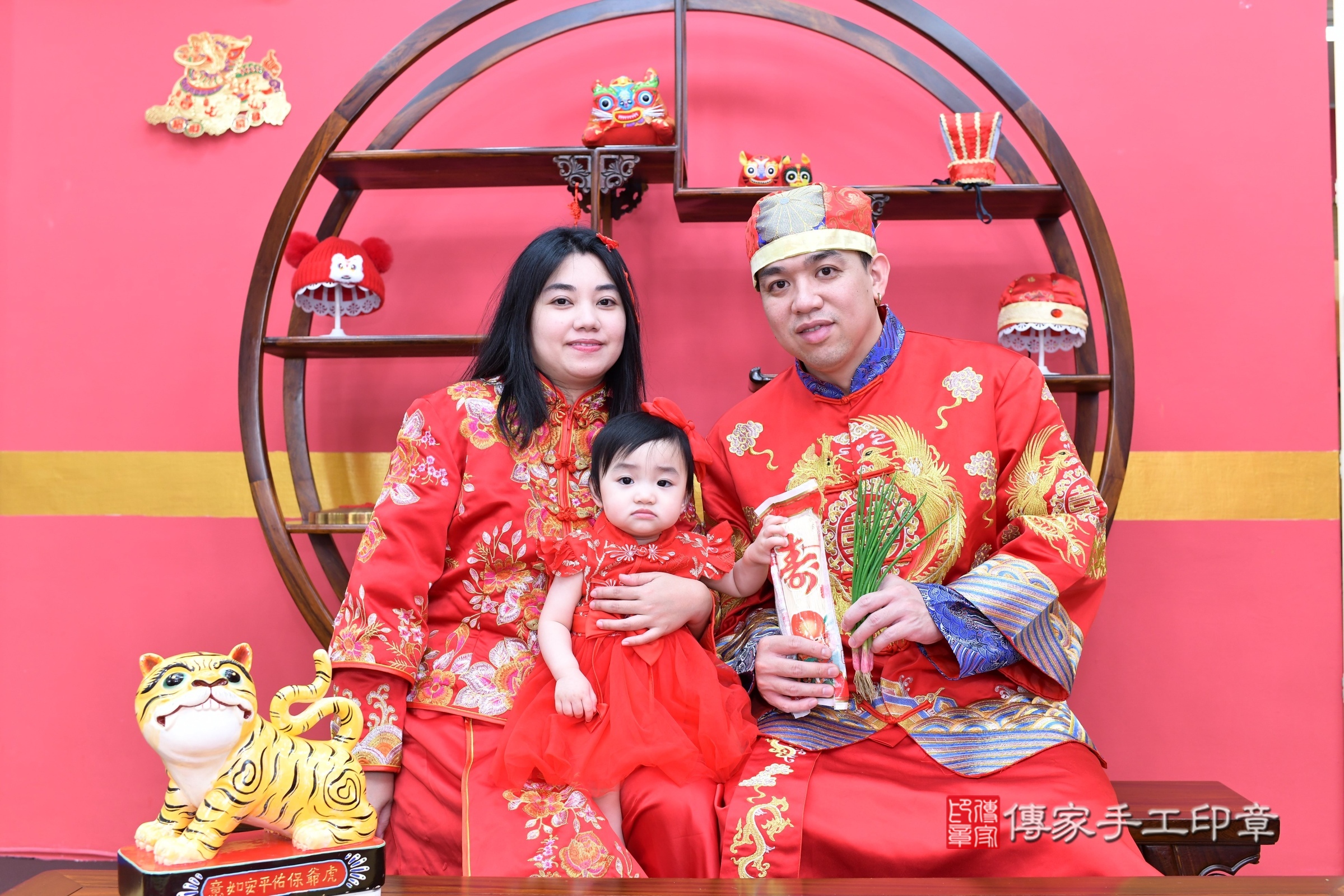 新北市永和區嫚嫚寶寶抓周推薦：傳家新北店抓周度脺中國風會場，嬰兒古禮抓周流程儀式吉祥話、抓周道具物品24種、拍照。抓周證書。2025.5.17，照片11