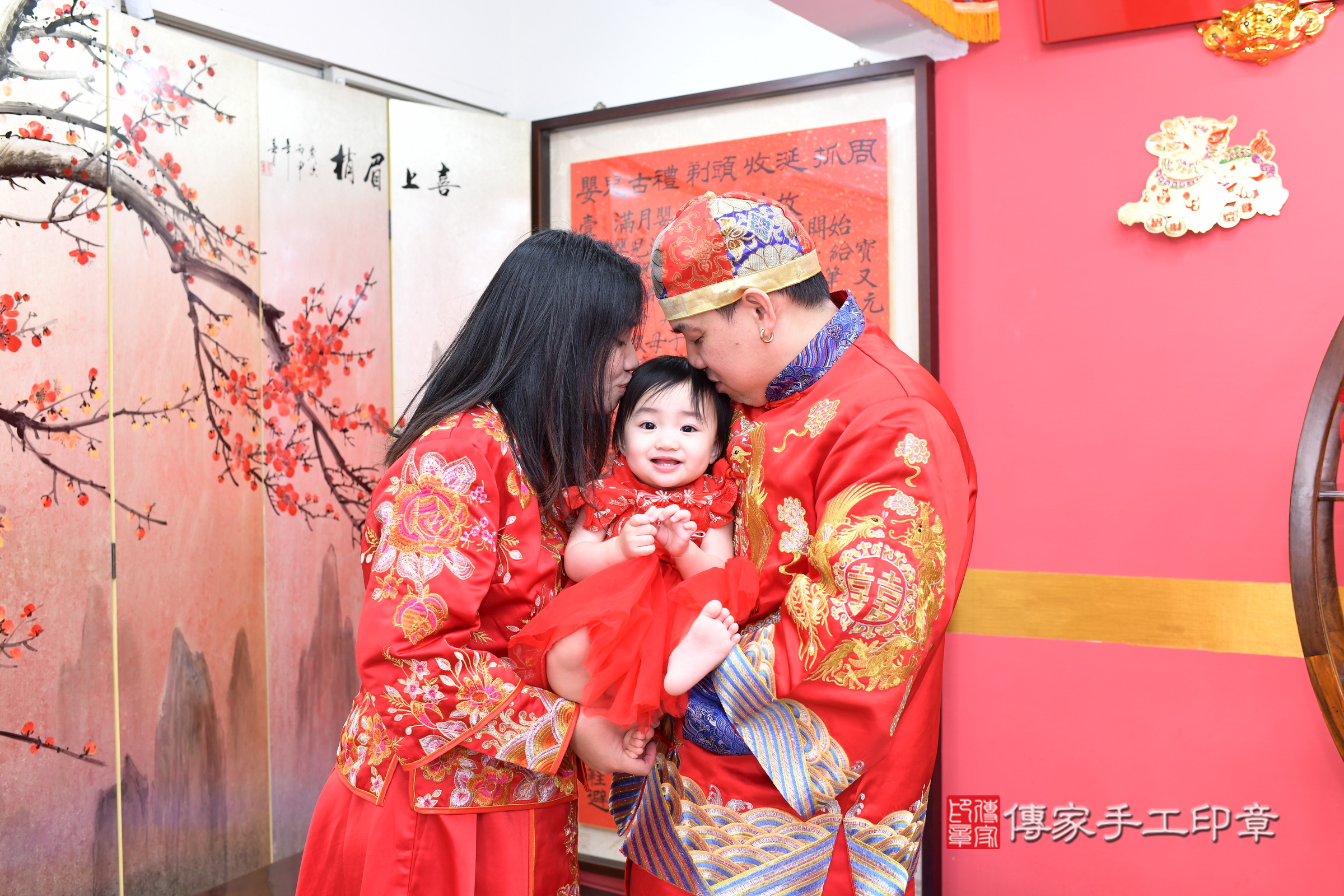 新北市永和區嫚嫚寶寶抓周推薦：傳家新北店抓周度脺中國風會場，嬰兒古禮抓周流程儀式吉祥話、抓周道具物品24種、拍照。抓周證書。2025.5.17，照片2