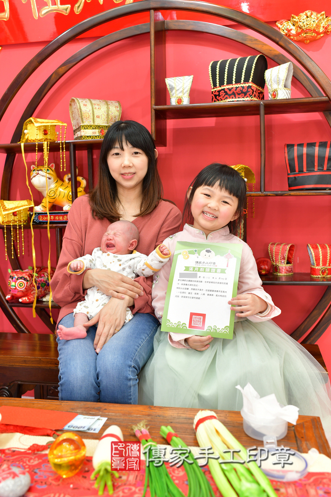 皓皓寶寶(台中市北區嬰兒寶寶滿月剃頭理髮、嬰兒剃胎毛儀式吉祥話)。中國風會場，爸媽寶貝穿「日中韓」古裝禮服。專業拍照、證書。★購買「臍帶章、肚臍章、胎毛筆刷印章」贈送：剃頭、收涎、抓周，三選一。2025.2.20，照片25