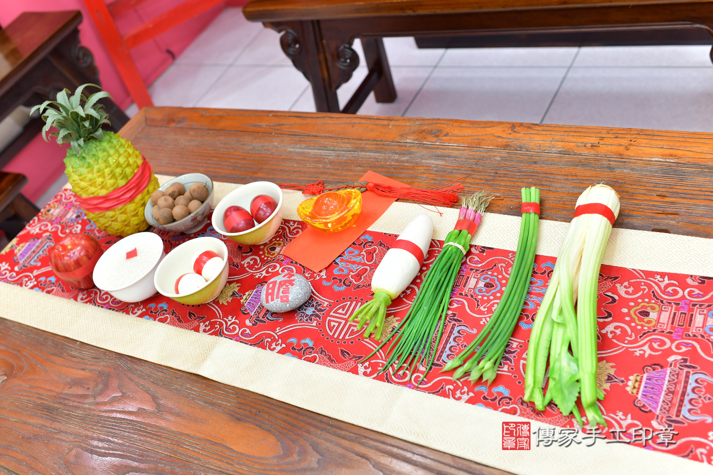 皓皓寶寶(台中市北區嬰兒寶寶滿月剃頭理髮、嬰兒剃胎毛儀式吉祥話)。中國風會場，爸媽寶貝穿「日中韓」古裝禮服。專業拍照、證書。★購買「臍帶章、肚臍章、胎毛筆刷印章」贈送：剃頭、收涎、抓周，三選一。2025.2.20，照片8