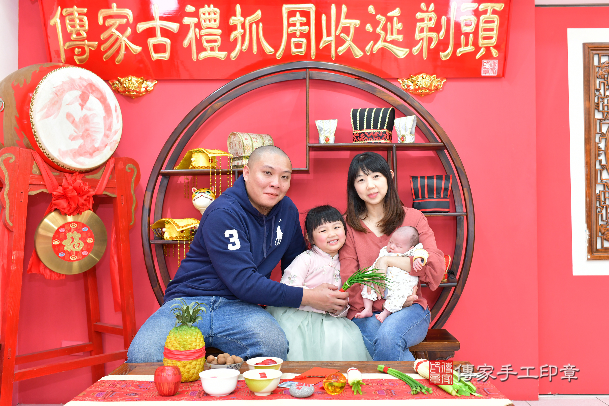 皓皓寶寶(台中市北區嬰兒寶寶滿月剃頭理髮、嬰兒剃胎毛儀式吉祥話)。中國風會場，爸媽寶貝穿「日中韓」古裝禮服。專業拍照、證書。★購買「臍帶章、肚臍章、胎毛筆刷印章」贈送：剃頭、收涎、抓周，三選一。2025.2.20，照片18