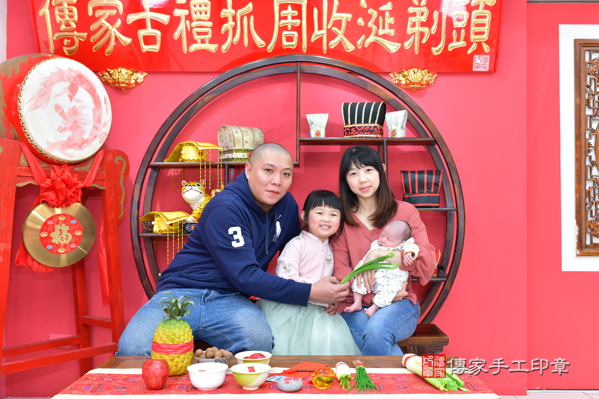 皓皓寶寶(台中市北區嬰兒寶寶滿月剃頭理髮、嬰兒剃胎毛儀式吉祥話)。中國風會場，爸媽寶貝穿「日中韓」古裝禮服。專業拍照、證書。★購買「臍帶章、肚臍章、胎毛筆刷印章」贈送：剃頭、收涎、抓周，三選一。2025.2.20，照片17