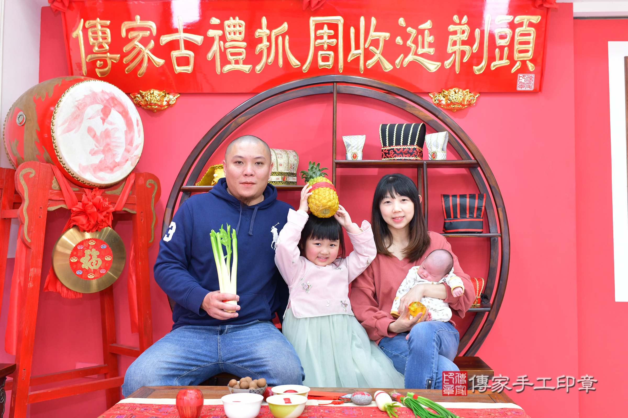 皓皓寶寶(台中市北區嬰兒寶寶滿月剃頭理髮、嬰兒剃胎毛儀式吉祥話)。中國風會場，爸媽寶貝穿「日中韓」古裝禮服。專業拍照、證書。★購買「臍帶章、肚臍章、胎毛筆刷印章」贈送：剃頭、收涎、抓周，三選一。2025.2.20，照片9
