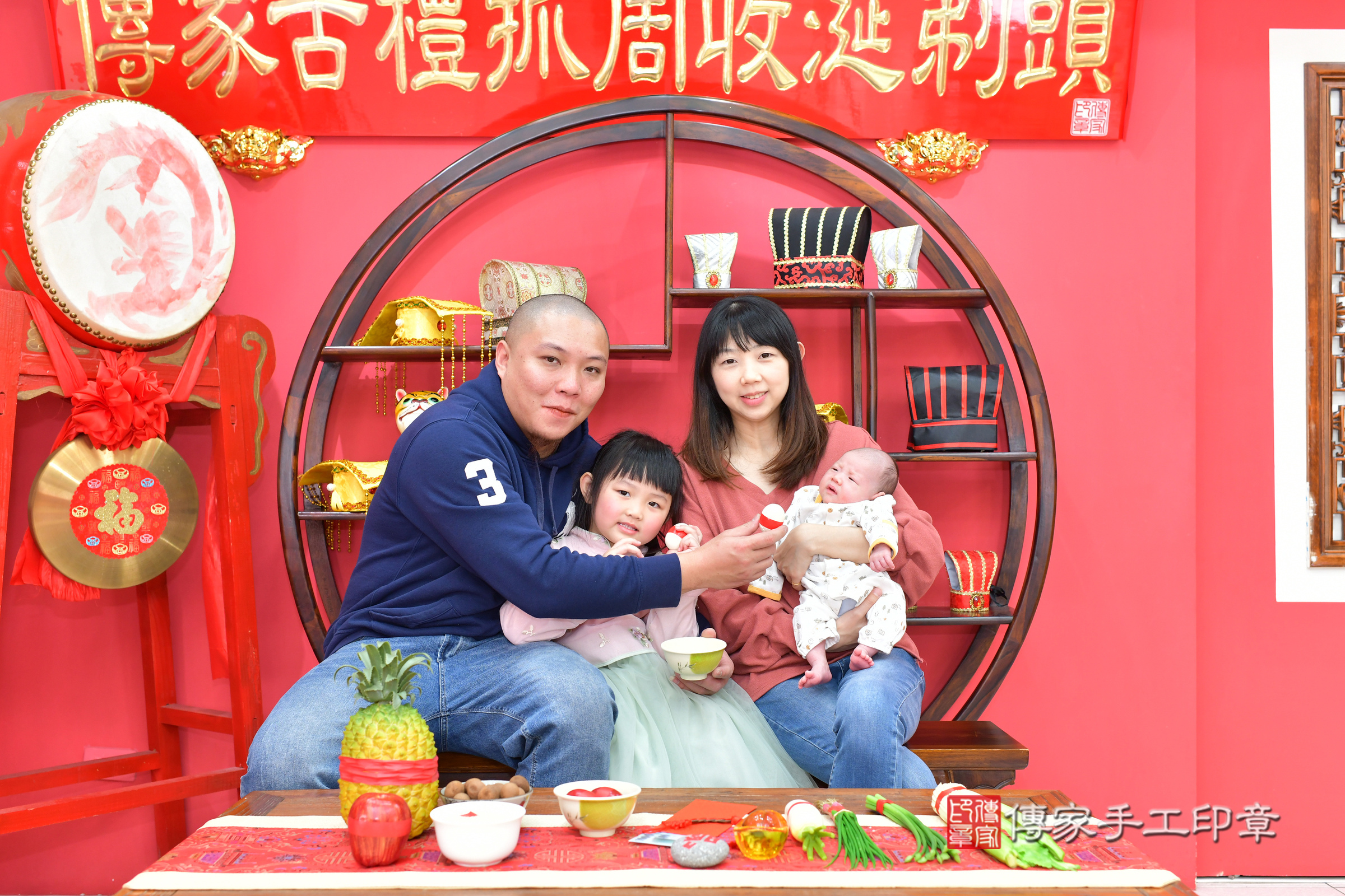 皓皓寶寶(台中市北區嬰兒寶寶滿月剃頭理髮、嬰兒剃胎毛儀式吉祥話)。中國風會場，爸媽寶貝穿「日中韓」古裝禮服。專業拍照、證書。★購買「臍帶章、肚臍章、胎毛筆刷印章」贈送：剃頭、收涎、抓周，三選一。2025.2.20，照片10