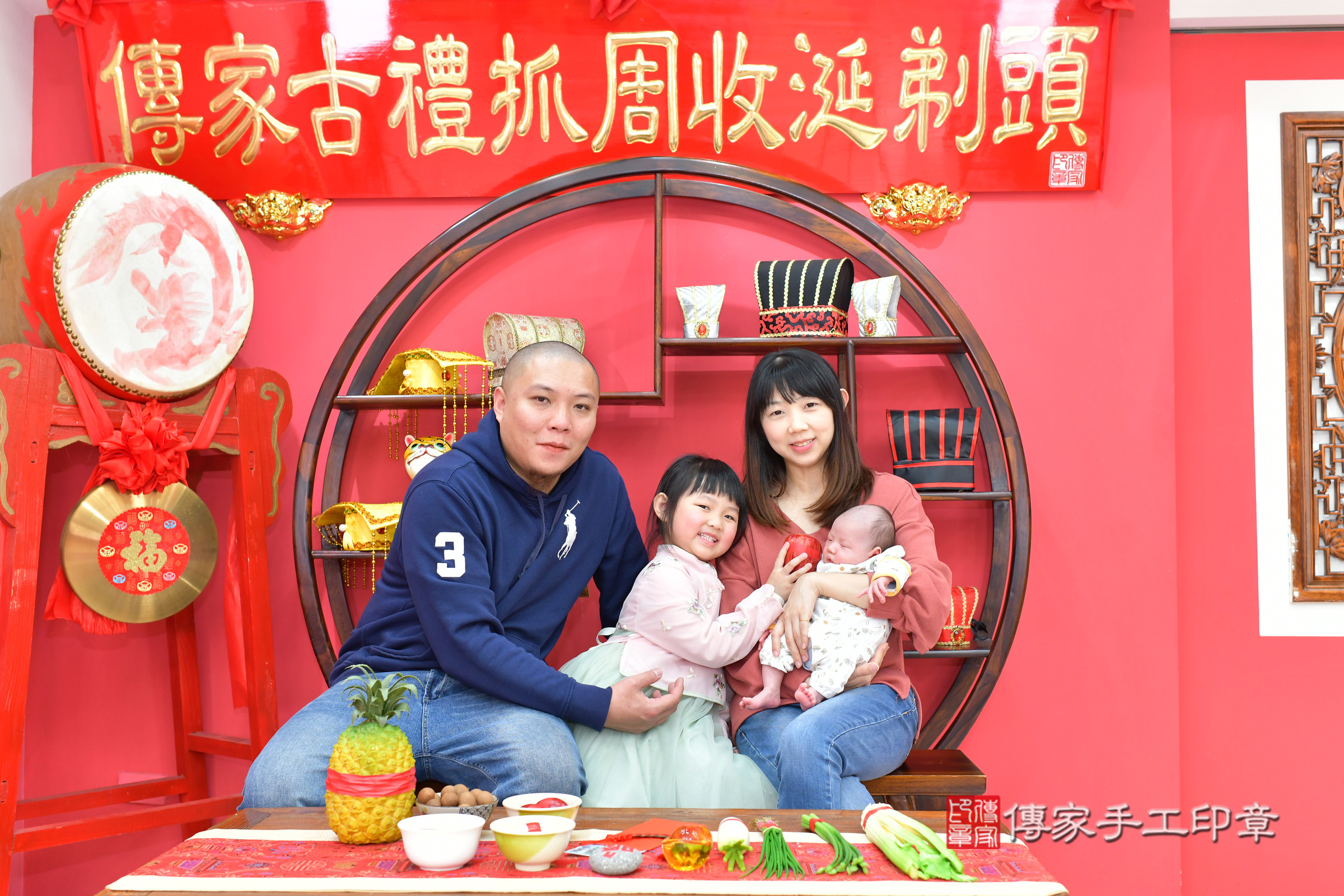 皓皓寶寶(台中市北區嬰兒寶寶滿月剃頭理髮、嬰兒剃胎毛儀式吉祥話)。中國風會場，爸媽寶貝穿「日中韓」古裝禮服。專業拍照、證書。★購買「臍帶章、肚臍章、胎毛筆刷印章」贈送：剃頭、收涎、抓周，三選一。2025.2.20，照片15