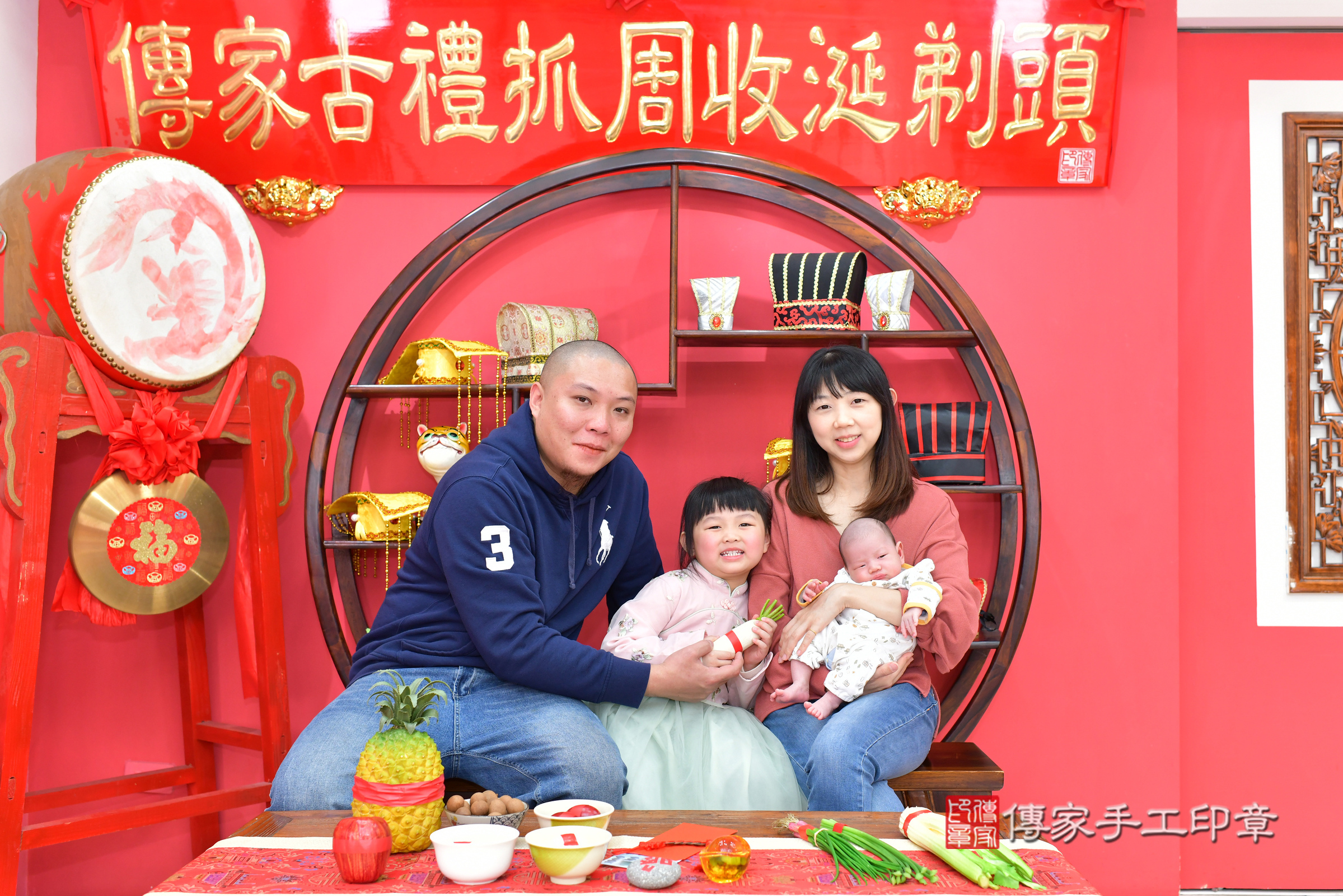 皓皓寶寶(台中市北區嬰兒寶寶滿月剃頭理髮、嬰兒剃胎毛儀式吉祥話)。中國風會場，爸媽寶貝穿「日中韓」古裝禮服。專業拍照、證書。★購買「臍帶章、肚臍章、胎毛筆刷印章」贈送：剃頭、收涎、抓周，三選一。2025.2.20，照片19