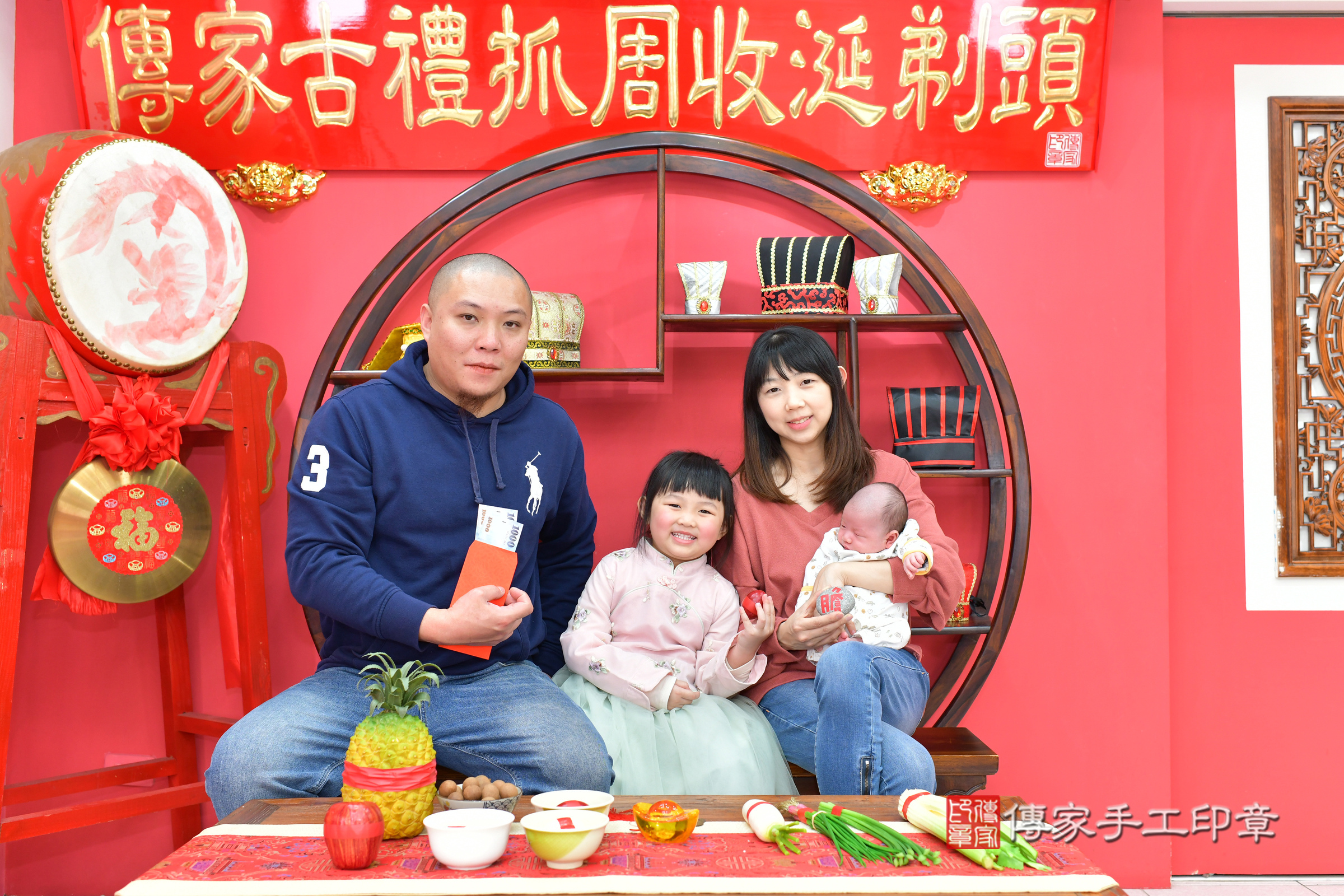 皓皓寶寶(台中市北區嬰兒寶寶滿月剃頭理髮、嬰兒剃胎毛儀式吉祥話)。中國風會場，爸媽寶貝穿「日中韓」古裝禮服。專業拍照、證書。★購買「臍帶章、肚臍章、胎毛筆刷印章」贈送：剃頭、收涎、抓周，三選一。2025.2.20，照片21