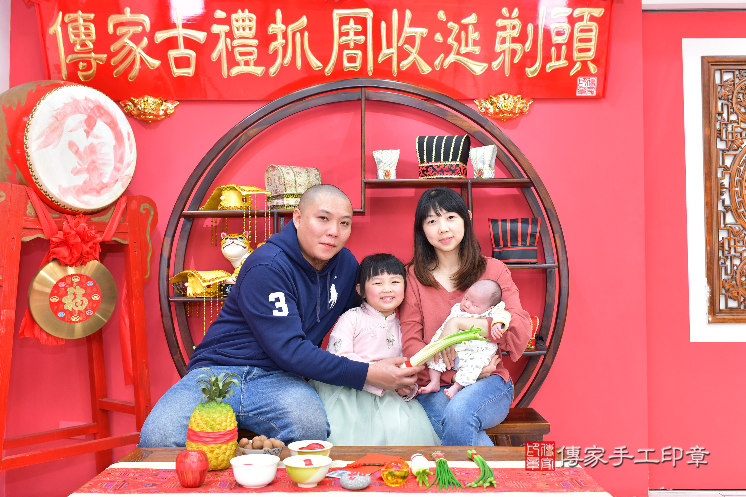皓皓寶寶(台中市北區嬰兒寶寶滿月剃頭理髮、嬰兒剃胎毛儀式吉祥話)。中國風會場，爸媽寶貝穿「日中韓」古裝禮服。專業拍照、證書。★購買「臍帶章、肚臍章、胎毛筆刷印章」贈送：剃頭、收涎、抓周，三選一。2025.2.20，照片16