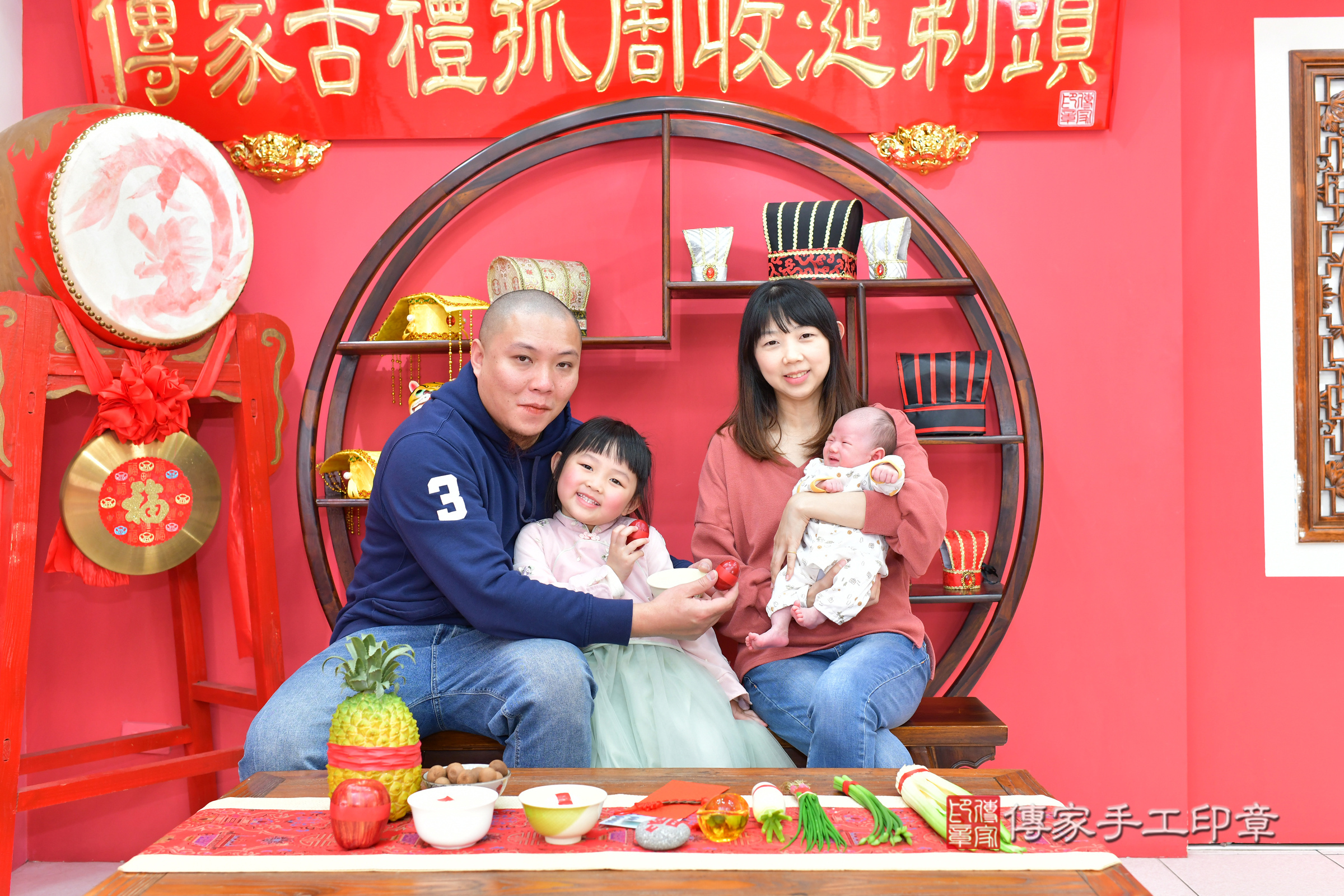 皓皓寶寶(台中市北區嬰兒寶寶滿月剃頭理髮、嬰兒剃胎毛儀式吉祥話)。中國風會場，爸媽寶貝穿「日中韓」古裝禮服。專業拍照、證書。★購買「臍帶章、肚臍章、胎毛筆刷印章」贈送：剃頭、收涎、抓周，三選一。2025.2.20，照片11