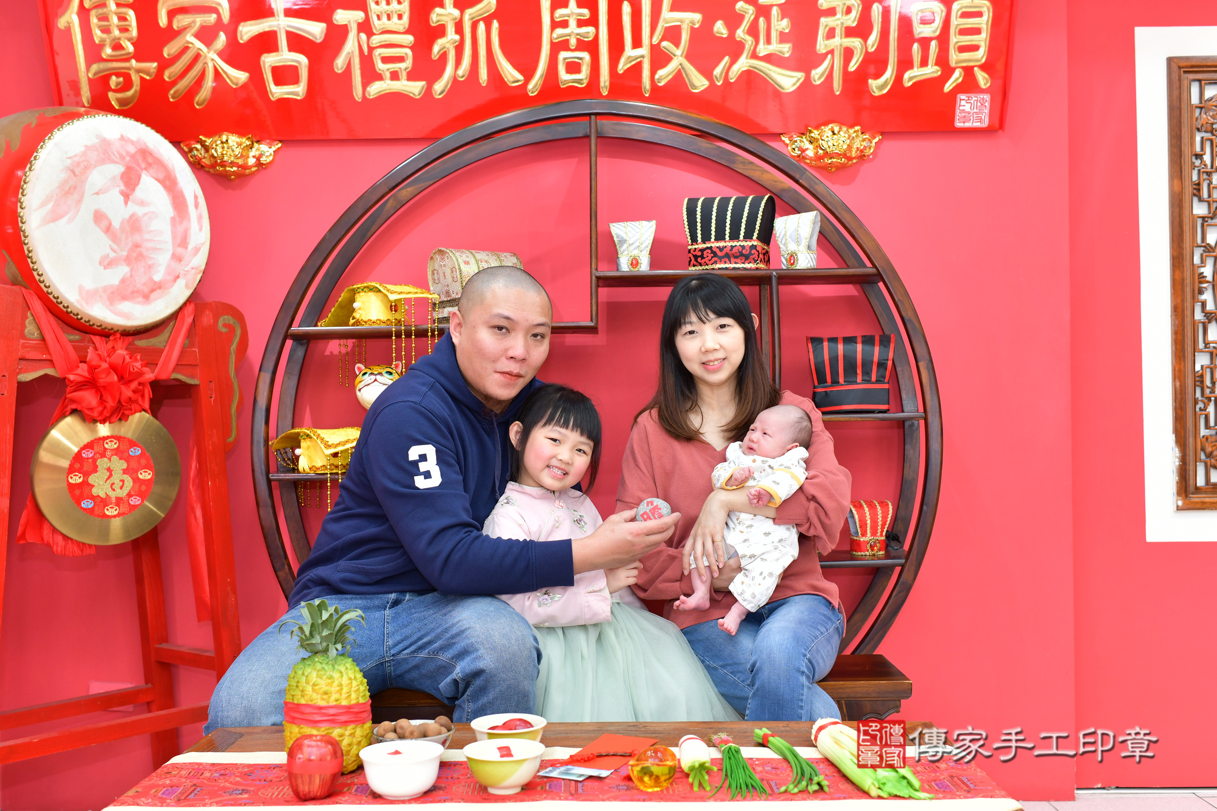 皓皓寶寶(台中市北區嬰兒寶寶滿月剃頭理髮、嬰兒剃胎毛儀式吉祥話)。中國風會場，爸媽寶貝穿「日中韓」古裝禮服。專業拍照、證書。★購買「臍帶章、肚臍章、胎毛筆刷印章」贈送：剃頭、收涎、抓周，三選一。2025.2.20，照片12